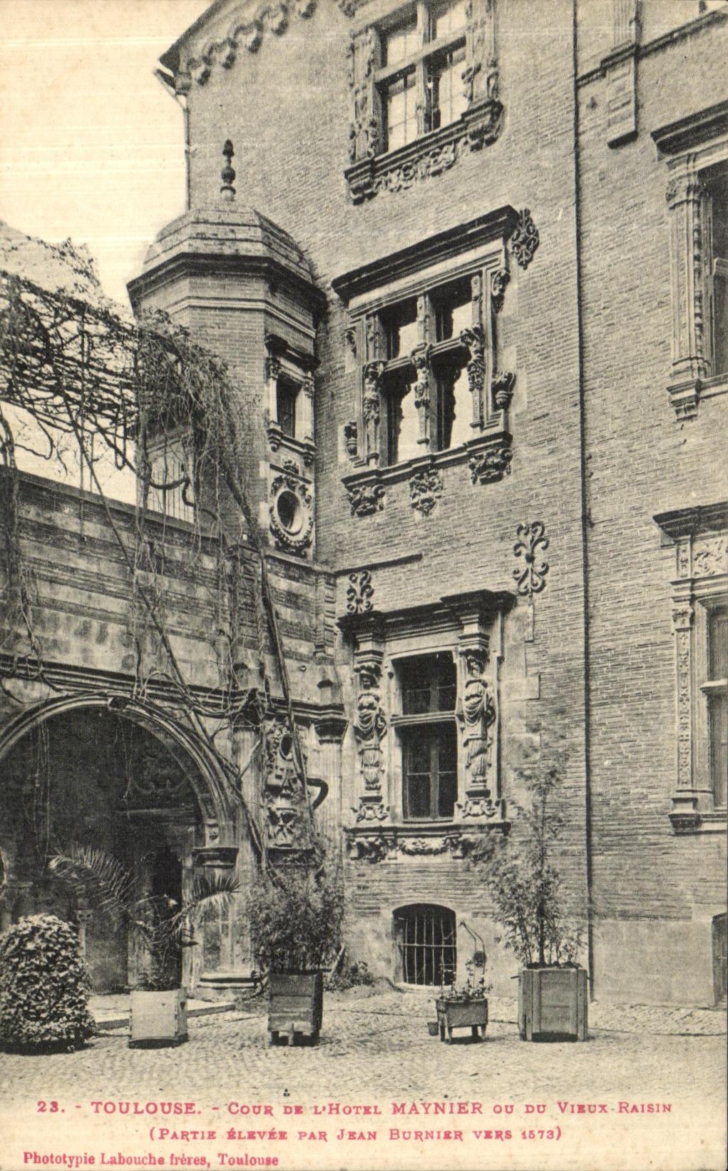CPA Toulouse Cour De L Hotel Maynier Ou Du Vieux raisin