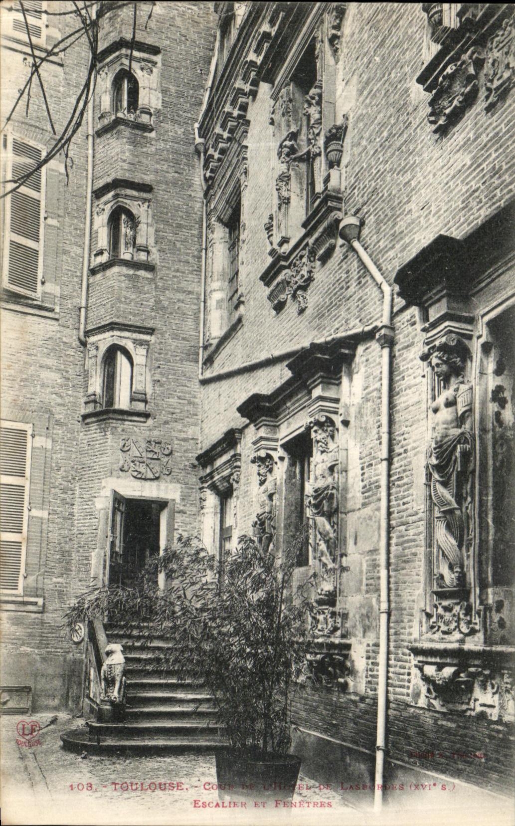 CPA Toulouse Cour de l Hotel De Lasbordes Escalier et fenetres
