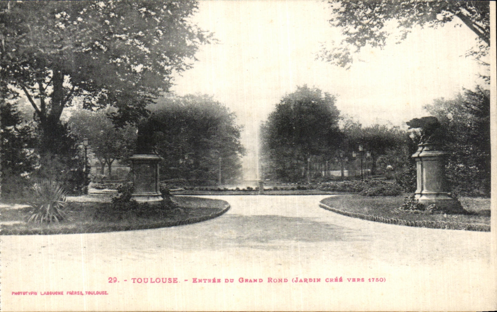 CPA Toulouse Entree du grand rond jardin cree vers 1750