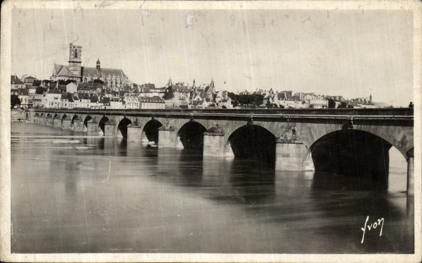 POSTAL Nevers de la VENDIMIA el puente en el Loire y la catedral