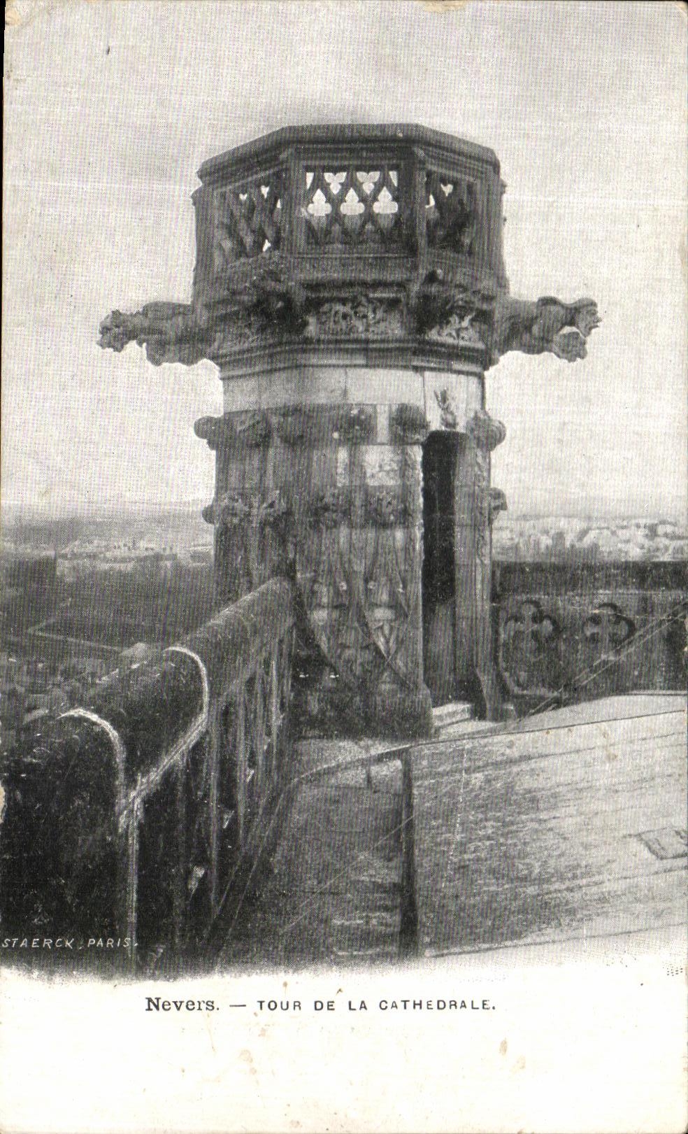 Torre de Nevers de la POSTAL de la VENDIMIA de la catedral