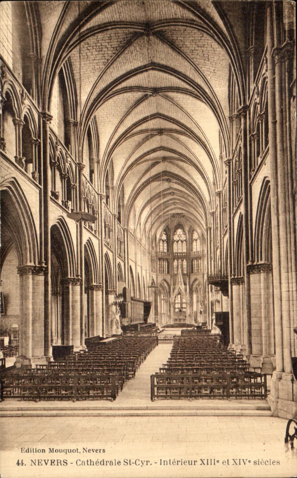 Interior Cyr del St de la catedral de Nevers de la POSTAL de la VENDIMIA