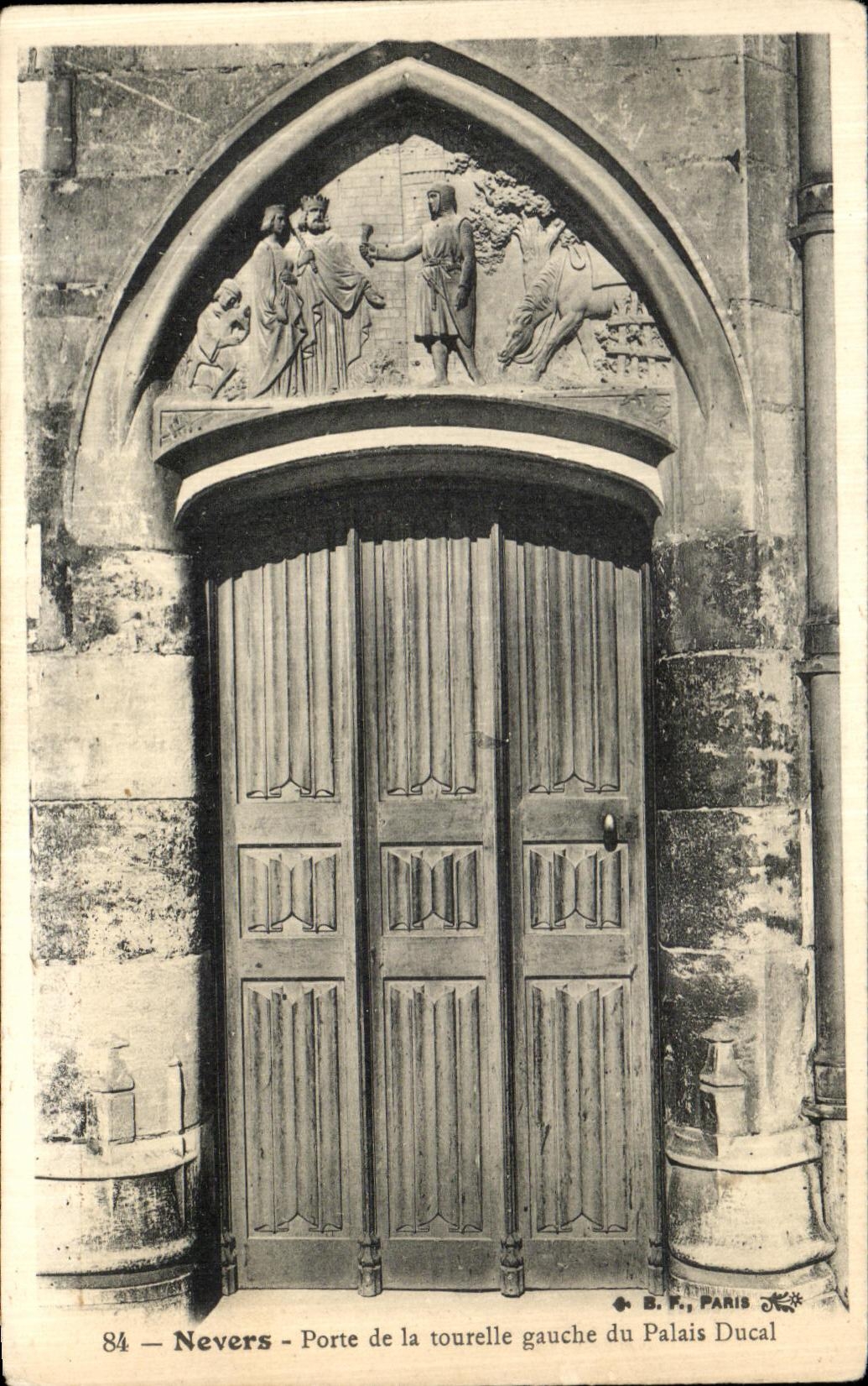 La POSTAL Nevers de la VENDIMIA lleva la torrecilla izquierda del paladar ducal