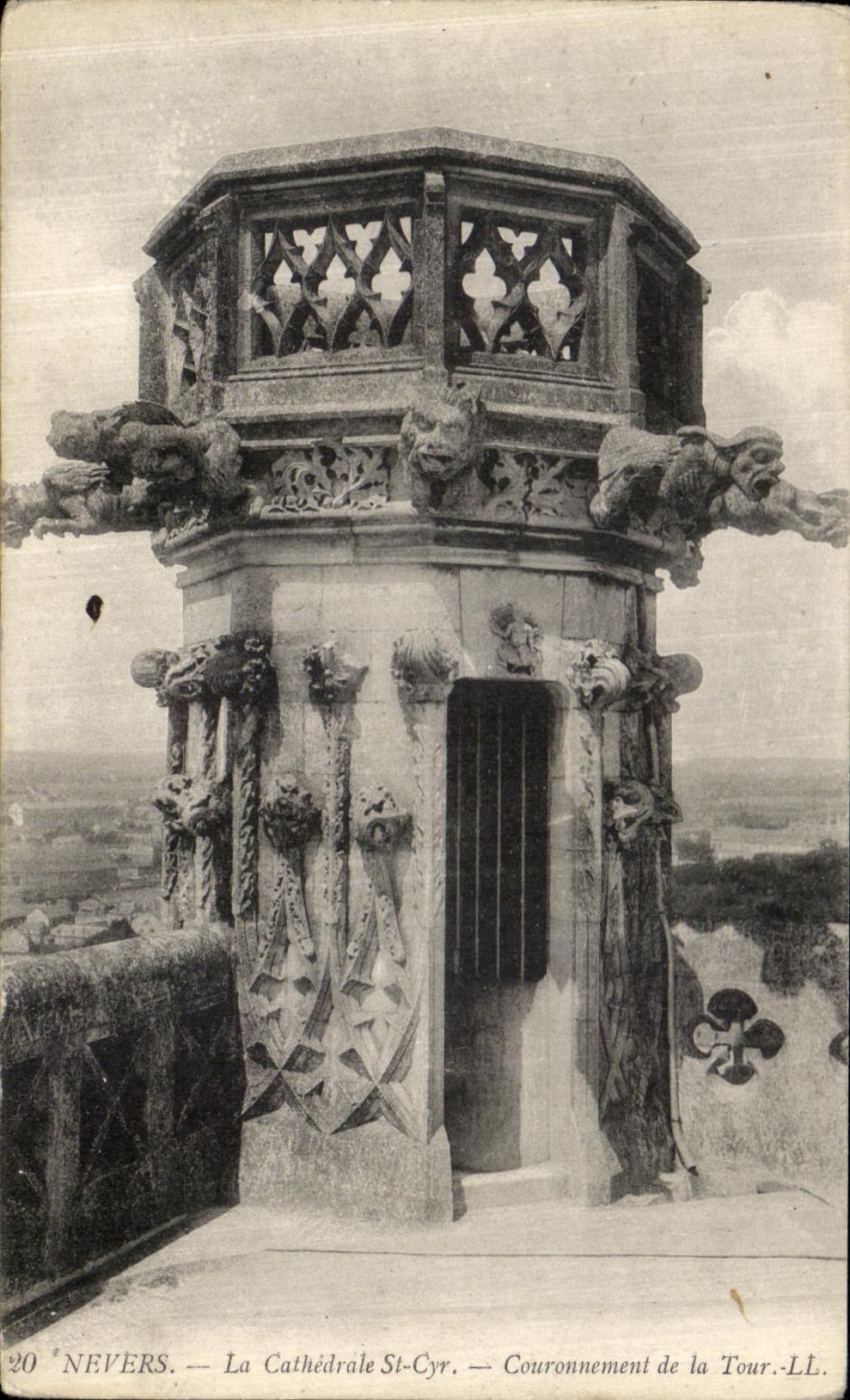 POSTAL Nevers de la VENDIMIA la coronacion del St Cyr de la catedral de la torre