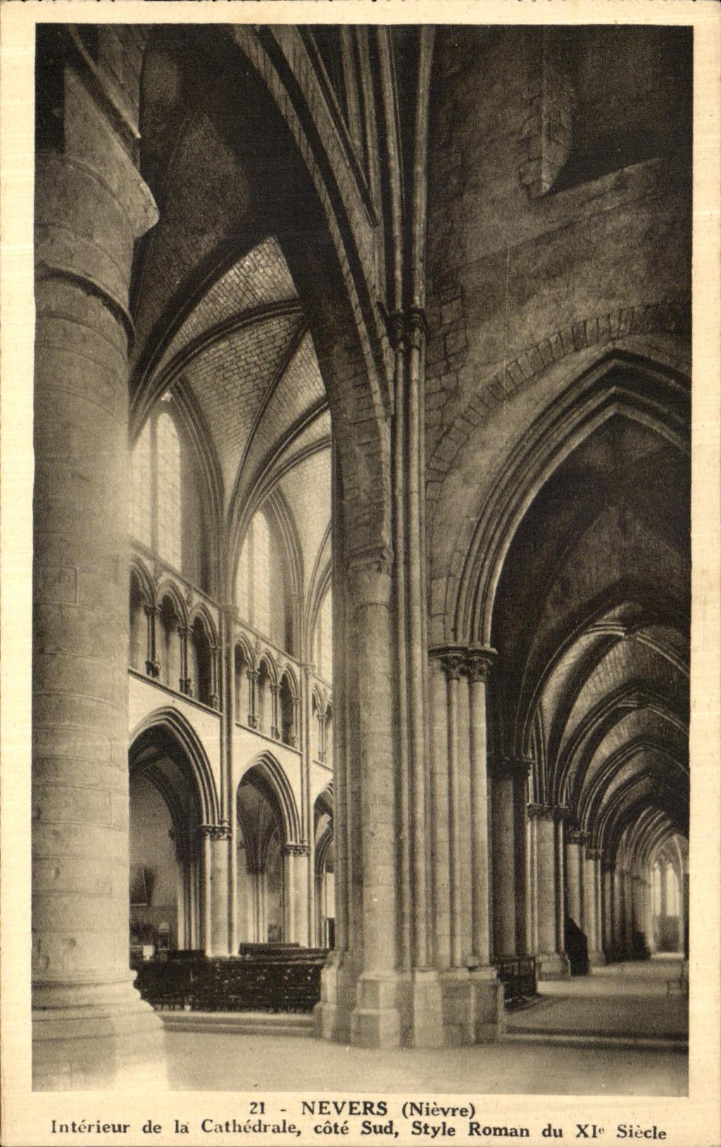 POSTAL Nevers interior de la VENDIMIA del estilo meridional del romance de la pieza de la catedral