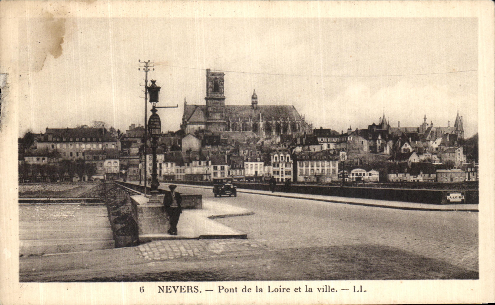 Puente de Nevers de la POSTAL de la VENDIMIA del Loire y de la ciudad