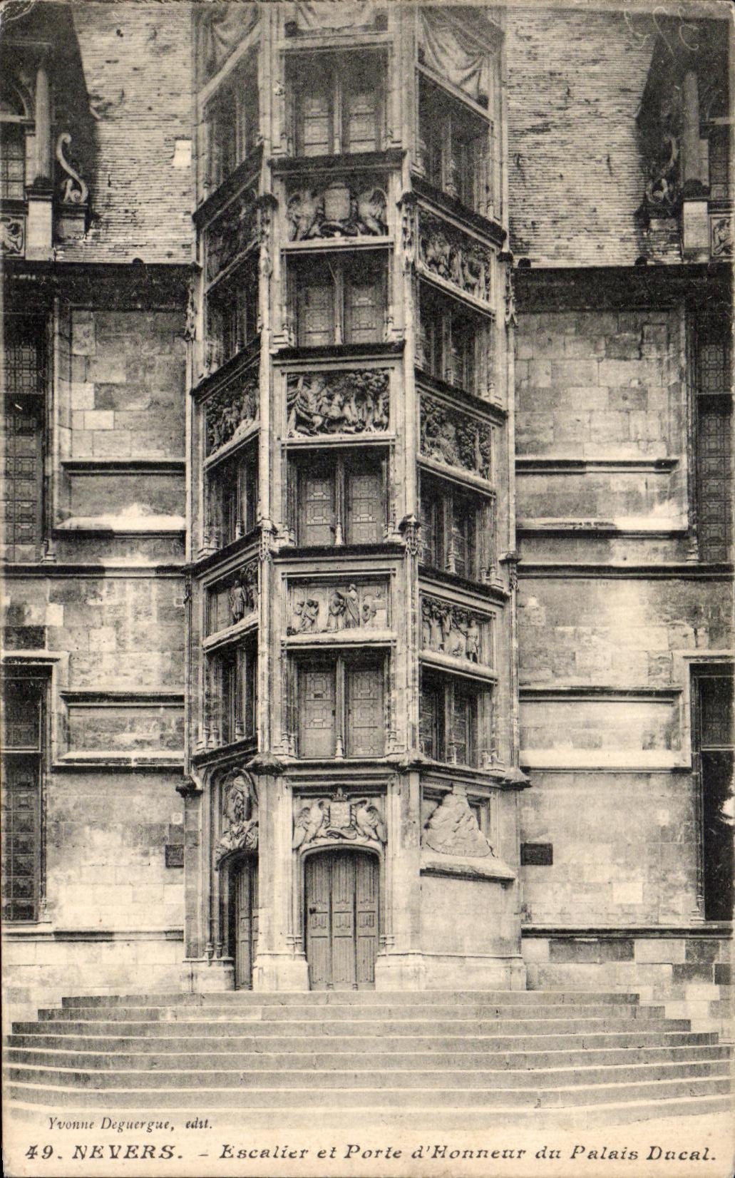 La escalera de Nevers de la POSTAL de la VENDIMIA y lleva el honor de D del paladar ducal