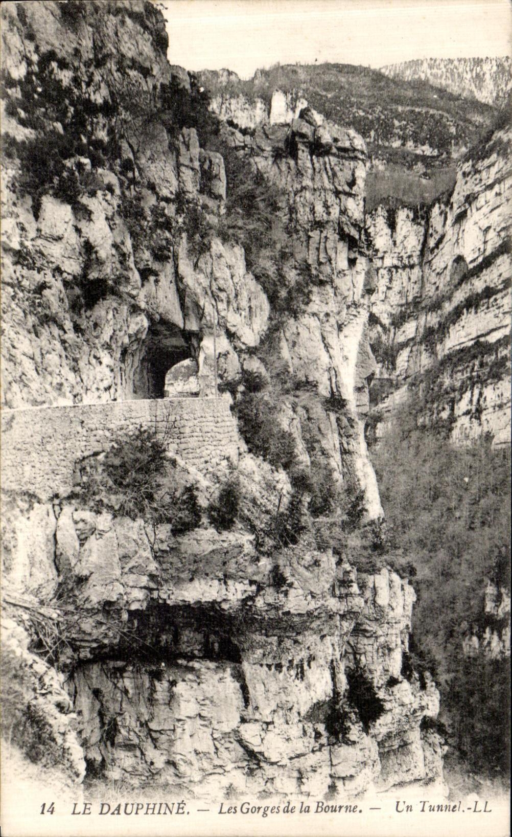 CPA Dauphine Les Gorges de la Bourne Un tunnel