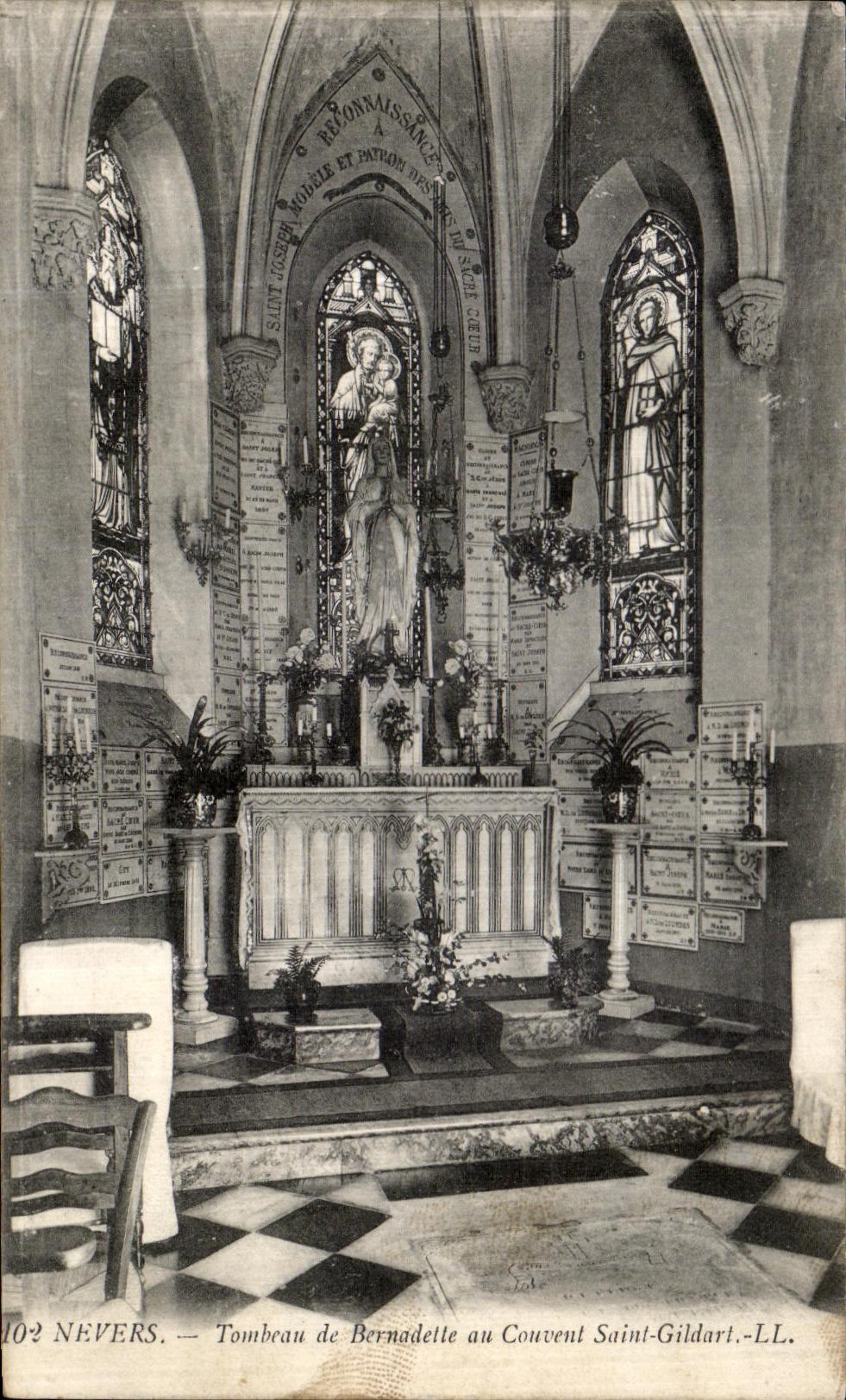 Tumba de Nevers de la POSTAL de la VENDIMIA de Bernadette al convento santo Gildart