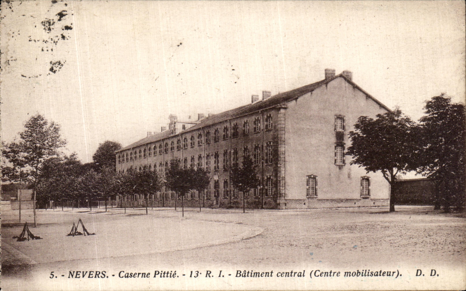 CPA Nevers Caserne Pitie Batiment central Centre mobilisateur Militaria 