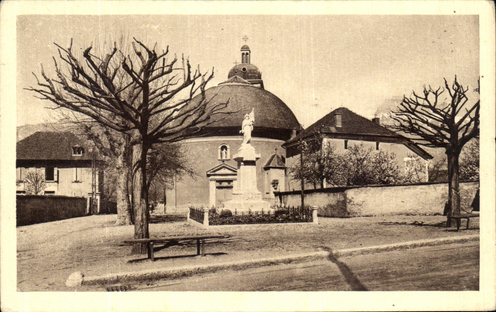 CPA Villard Bonnot L Eglise Au fond la Dent de Crolles
