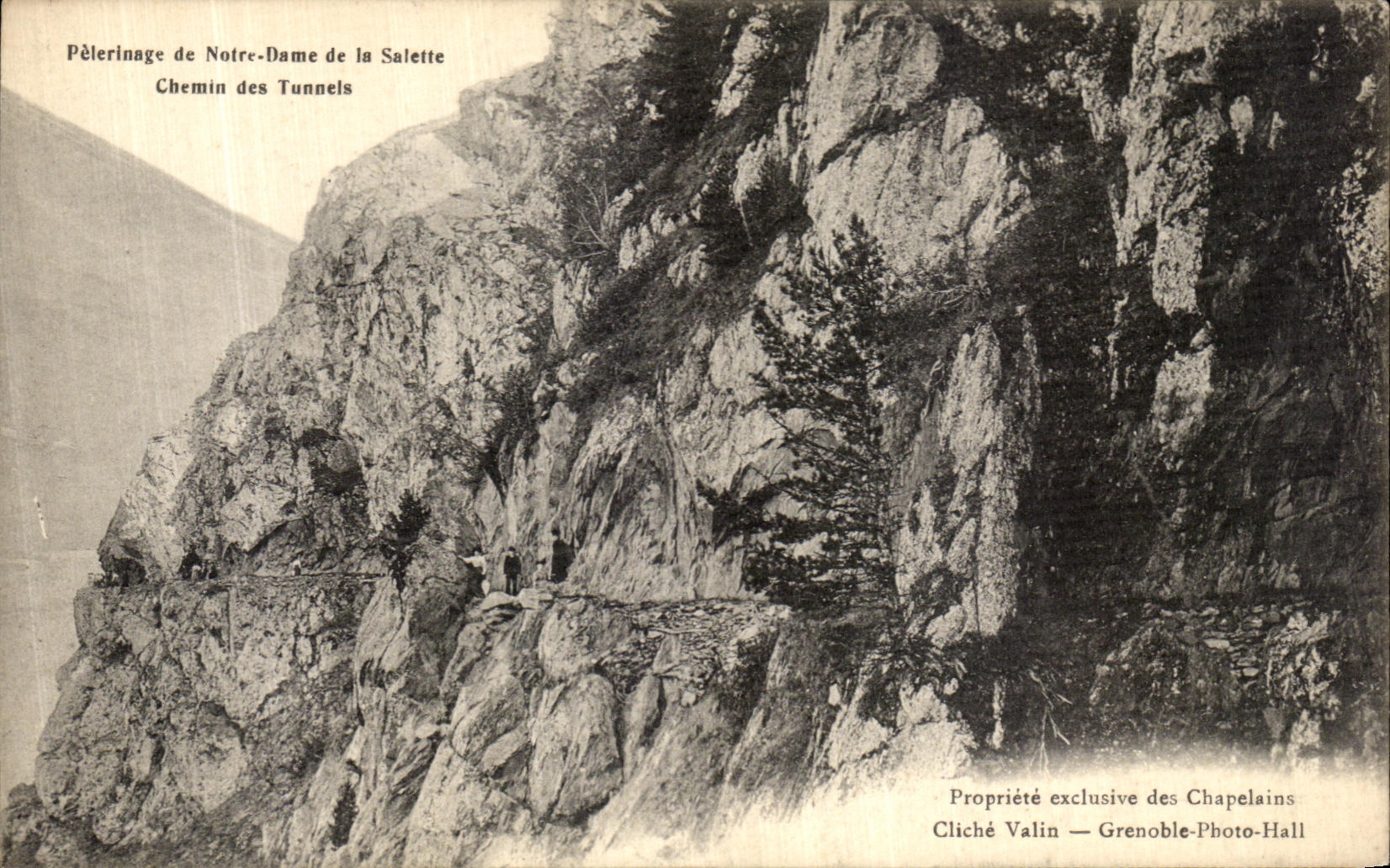 CPA Pelerinage de Notre Dame de la Salette Chemin des Tunnels