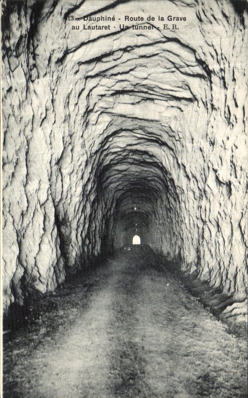 CPA Le Dauphine Route de la Grave au Lautaret Un tunnel