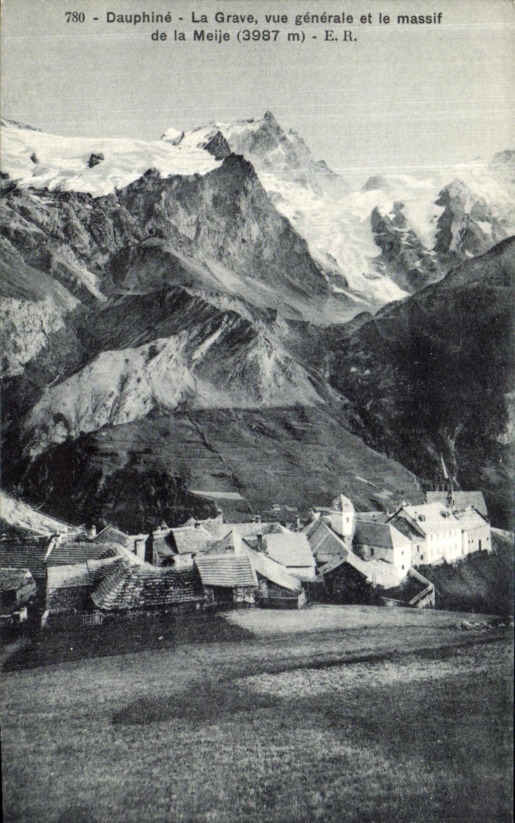 CPA Le Dauphine Vue Generale de la Grave et le massif de la Meije