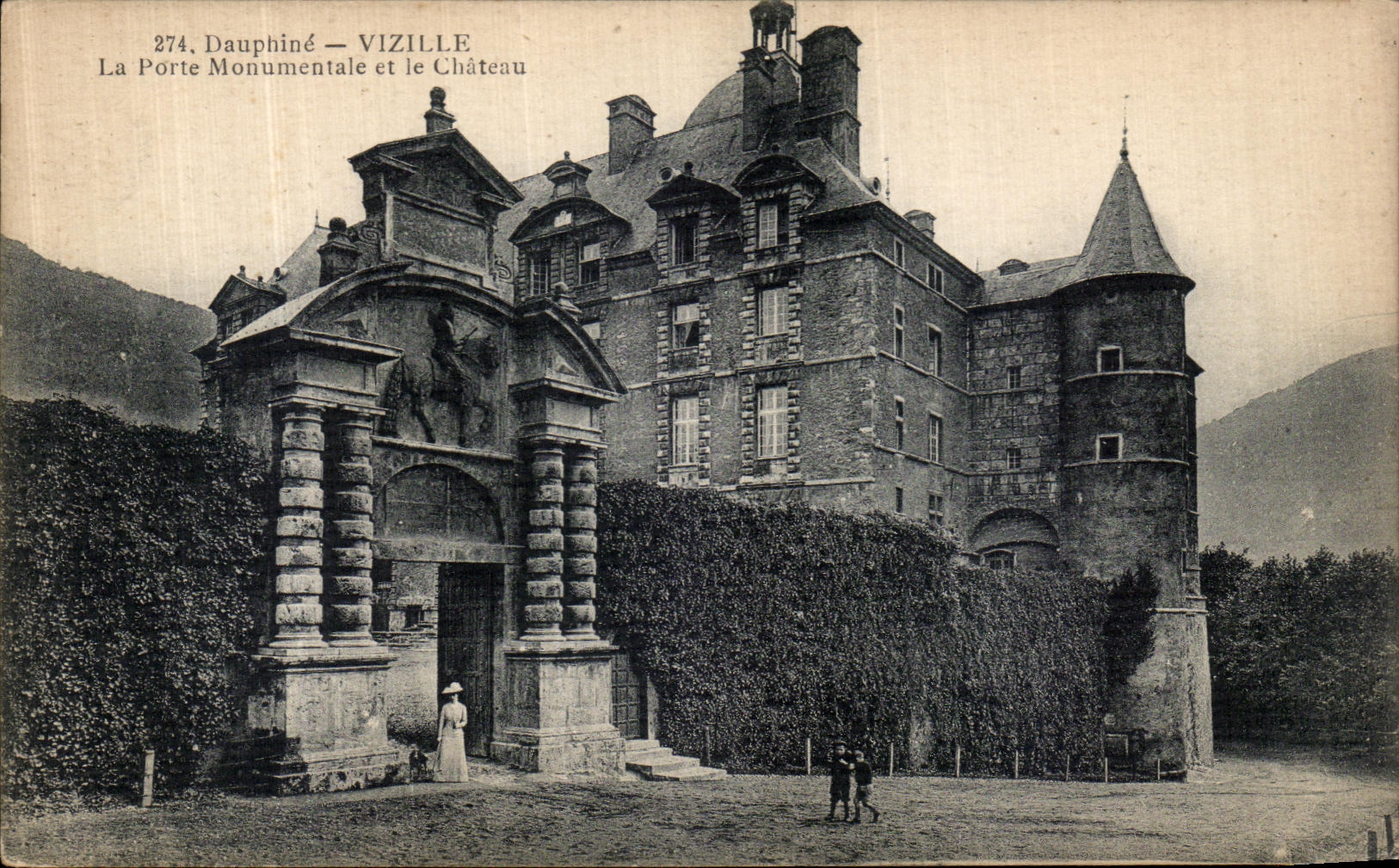VINTAGE POSTCARD Dauphine Vizille the Monumentate Gate and the Castle