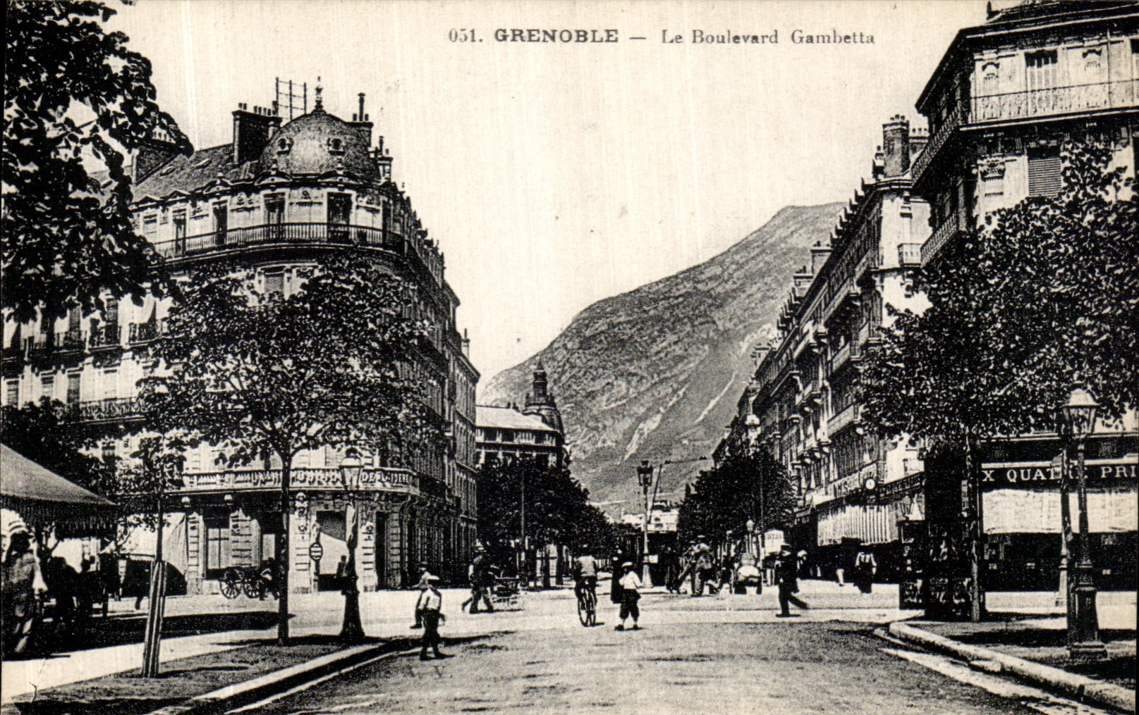 VINTAGE POSTCARD Grenoble the Gambetta Boulevard