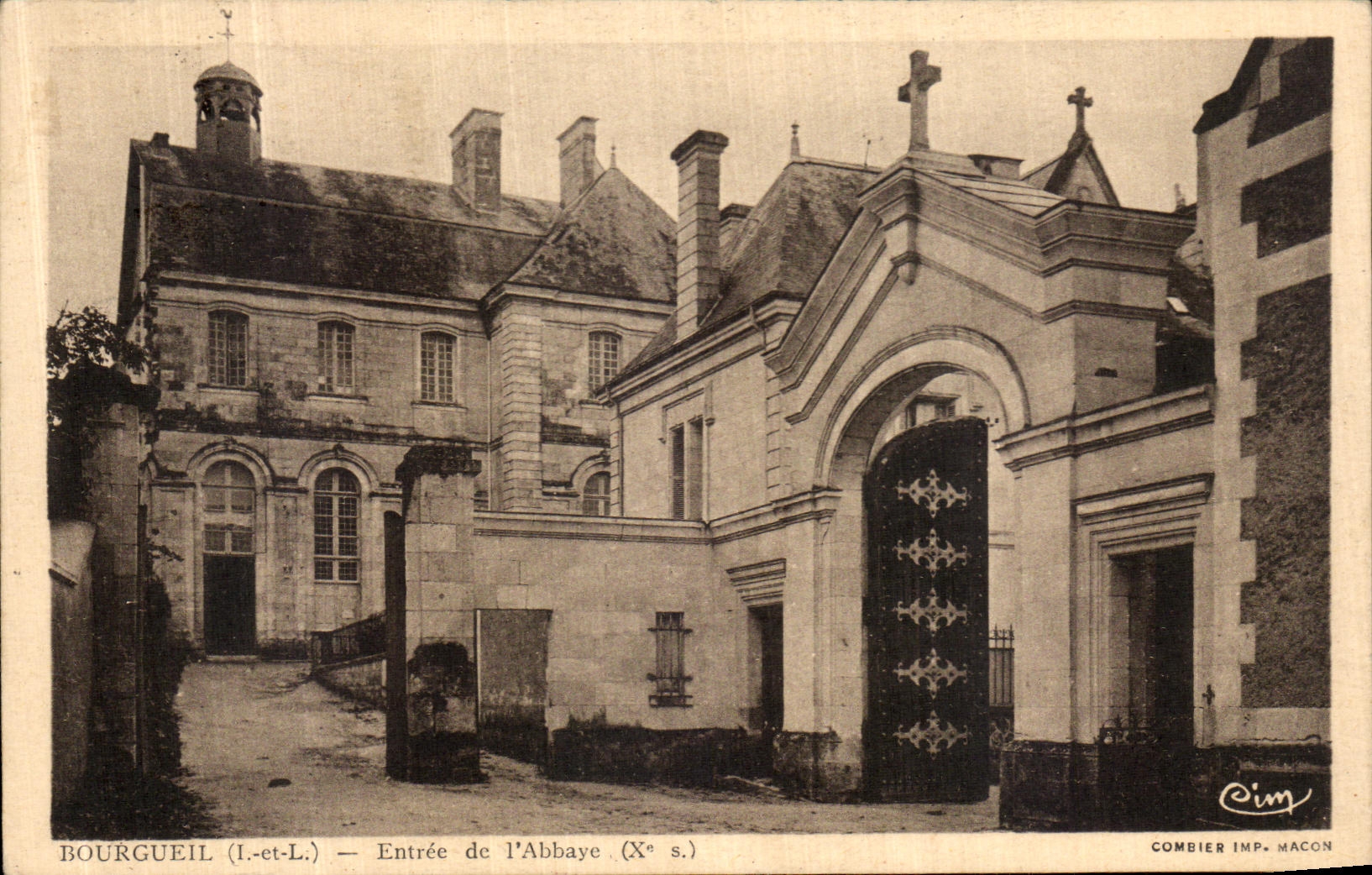 CPA Bourgueil Entree de l Abbaye 