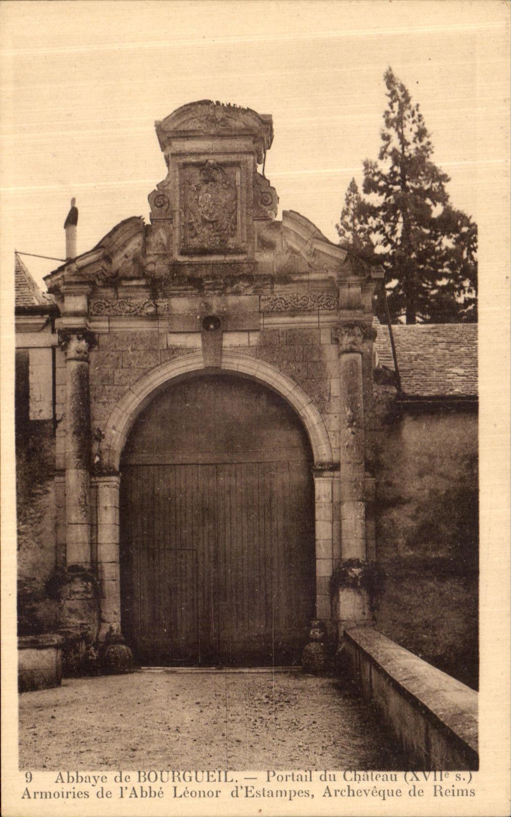 CPA Abbate de Bourgueil Portail du Chateau Armoiries de l abbe Leonor d Estampes Archeveque de Reims
