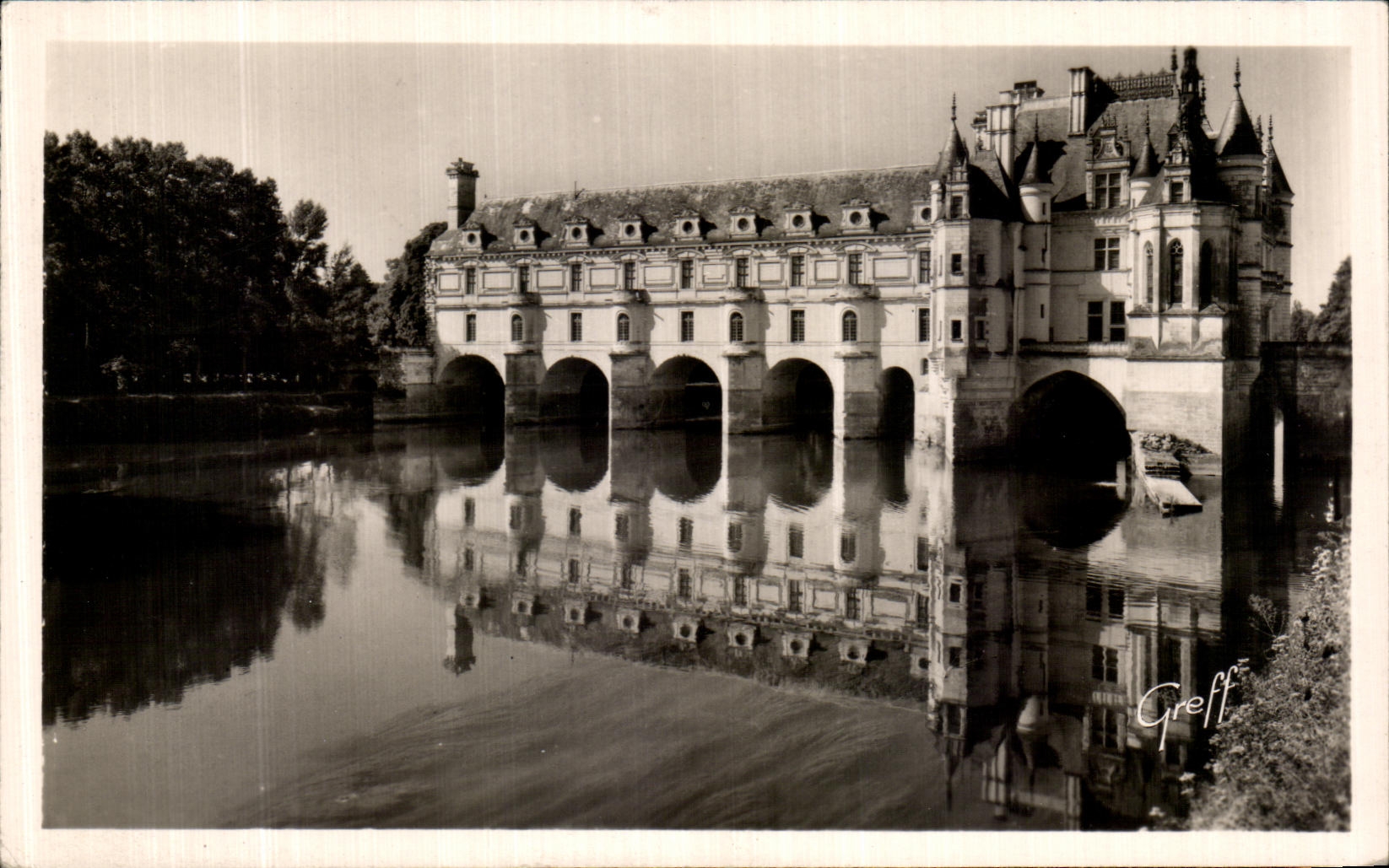 La fachada nortena de Chenonceaux de la POSTAL de la VENDIMIA es