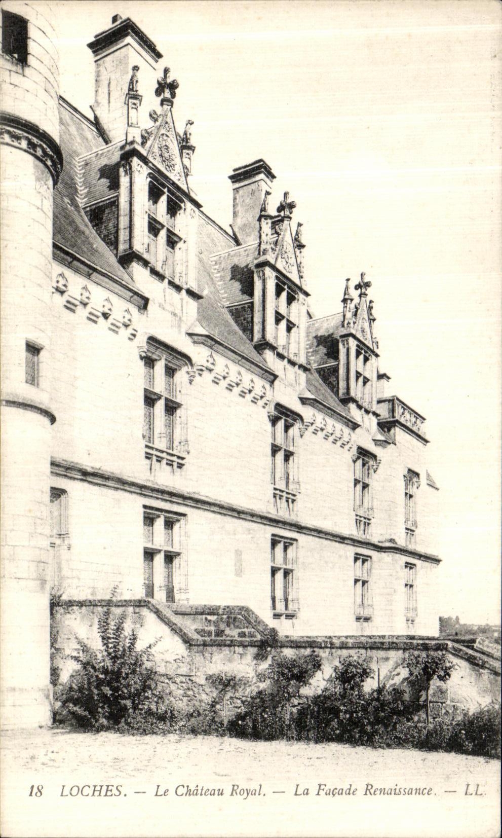 VINTAGE POSTCARD Loaches the Royal Castle the Frontage Renaissance