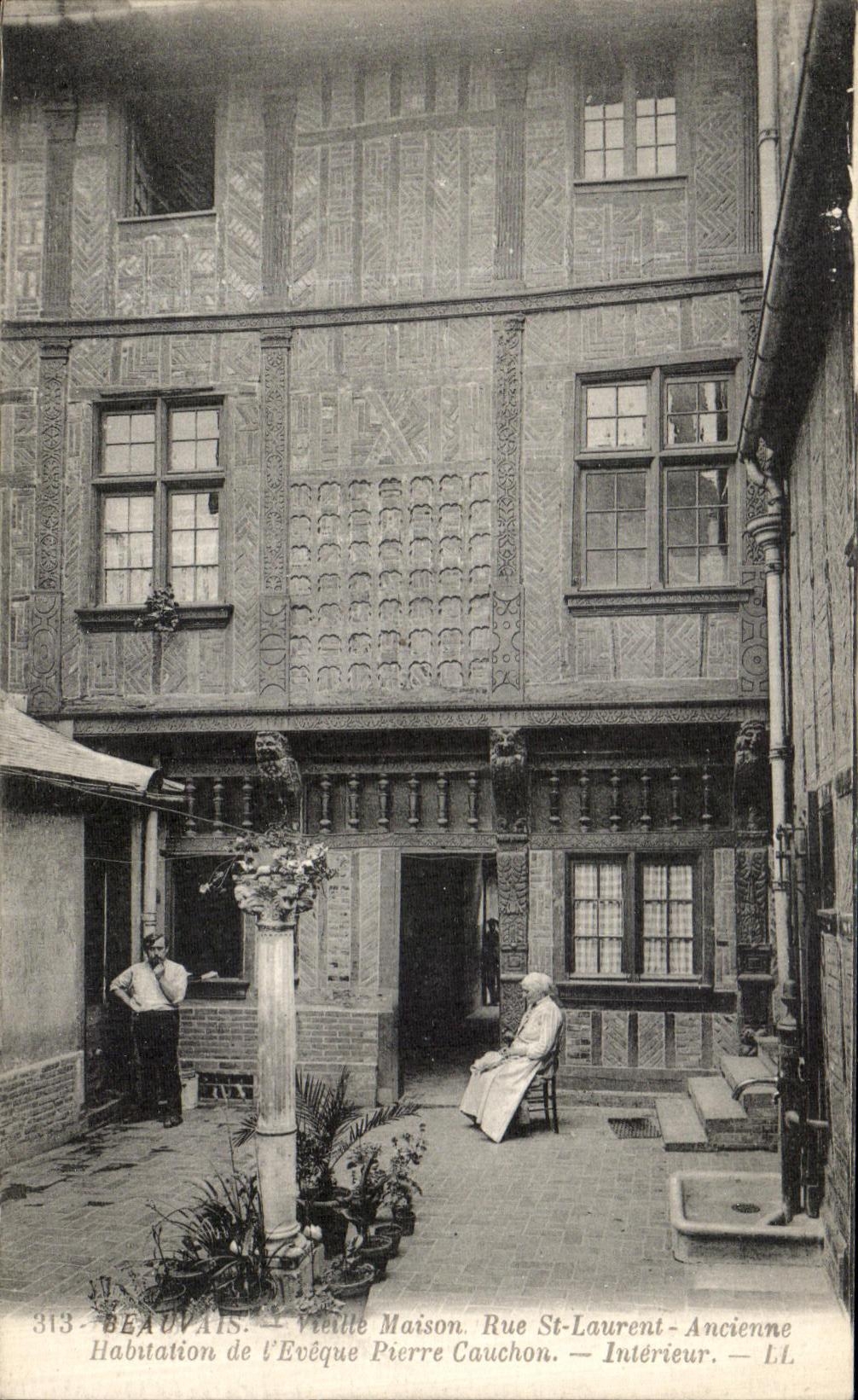 CPA Beauvais Vielle Maison Rue St Laurent Ancienne Habitation de l eveque Pierre Cuachon Interieur 