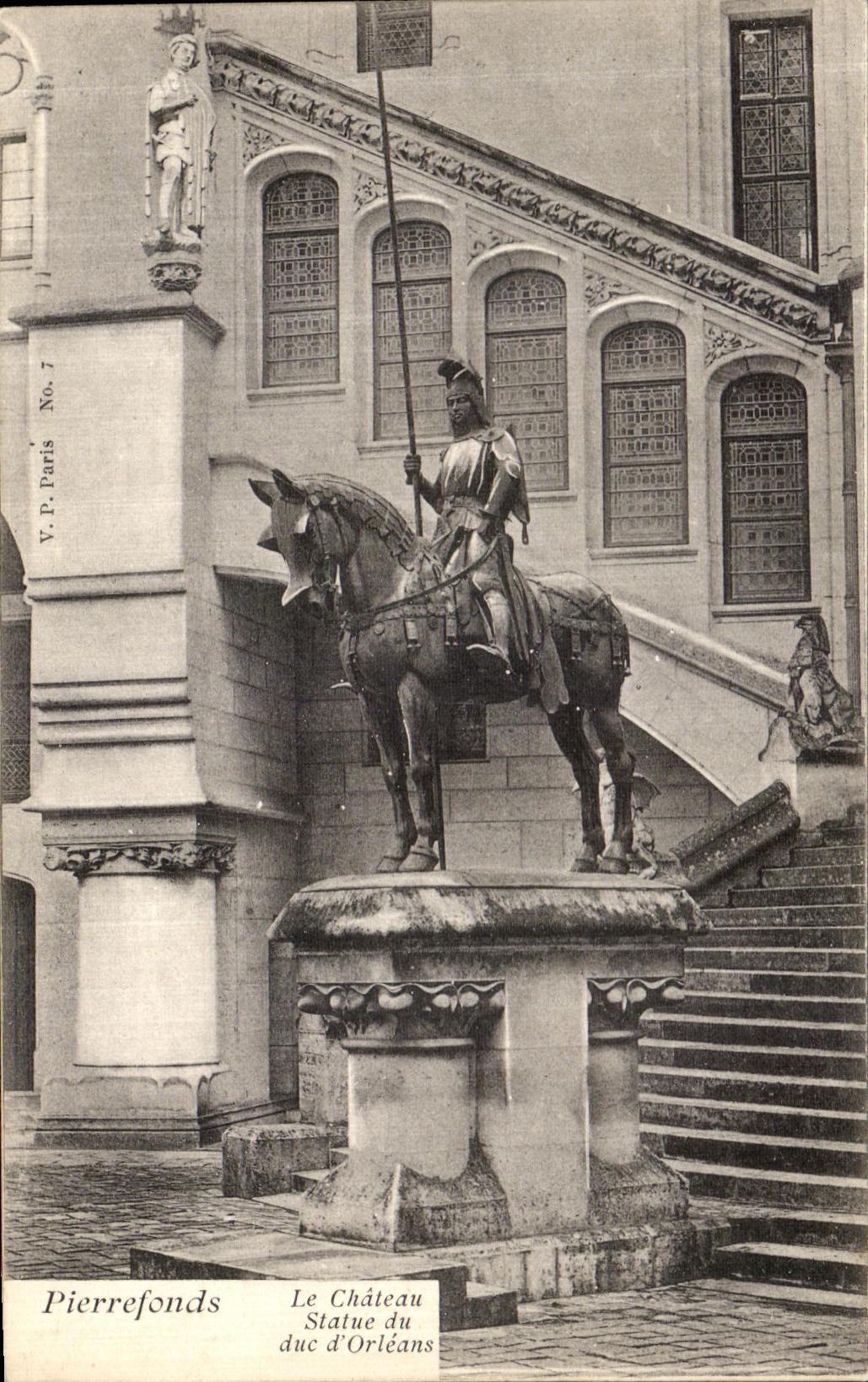 CPA Pierrefonds Le Chateau Statue du Duc d orleans