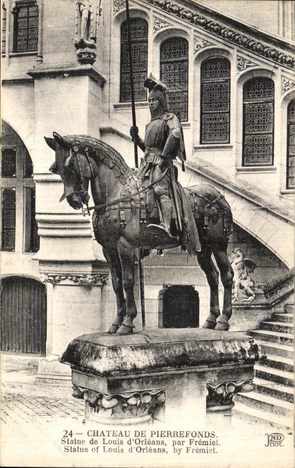 CPA Chateau De Pierrefonds Statue de Louis d Orleans par Fremiet