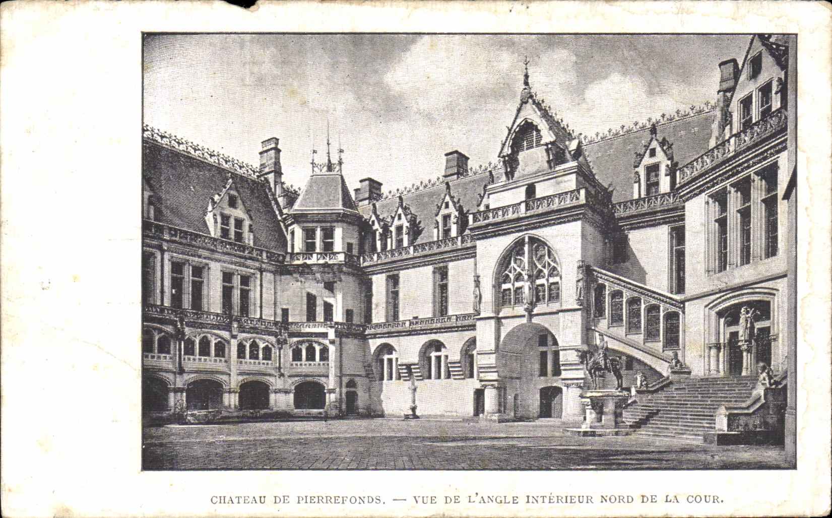 CPA Chateau De Pierrefonds Vue De L Angle Interieur Nord De La Cour