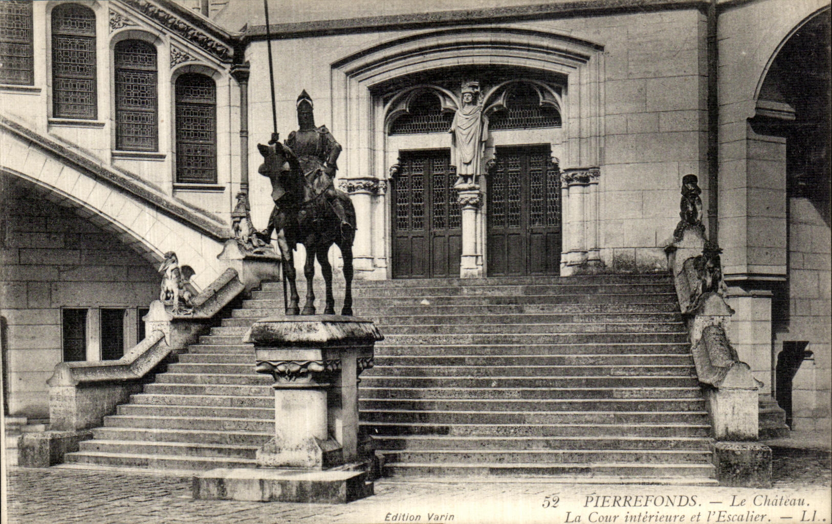 CPA Pierrefonds Le Chateau La Cour Interieure et l Escalier