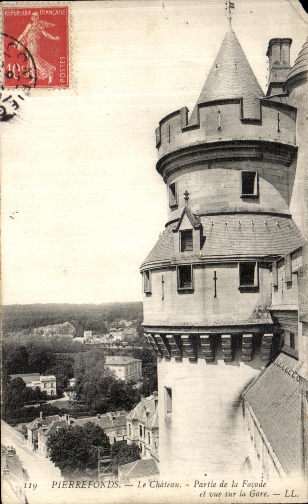 CPA Pierrefonds Le Chateau Partie de la Facade et Vue Sur la Gare