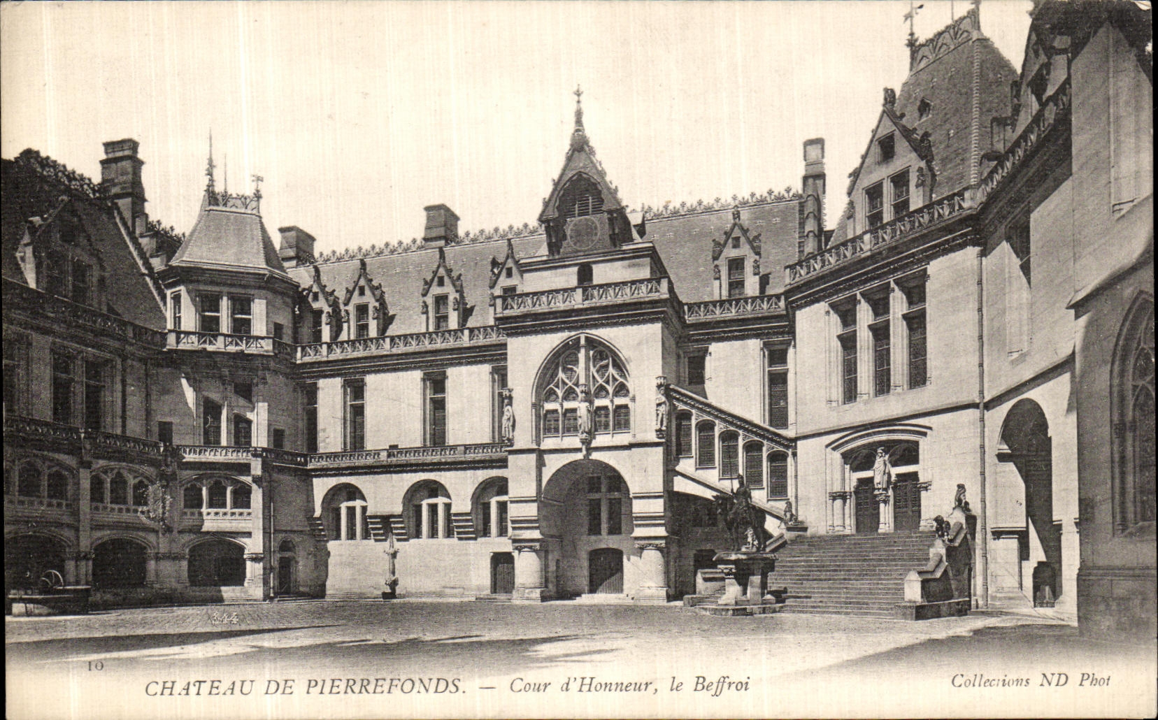 CPA Chateau de Pierrefonds Cour d Honneur le Beffroi