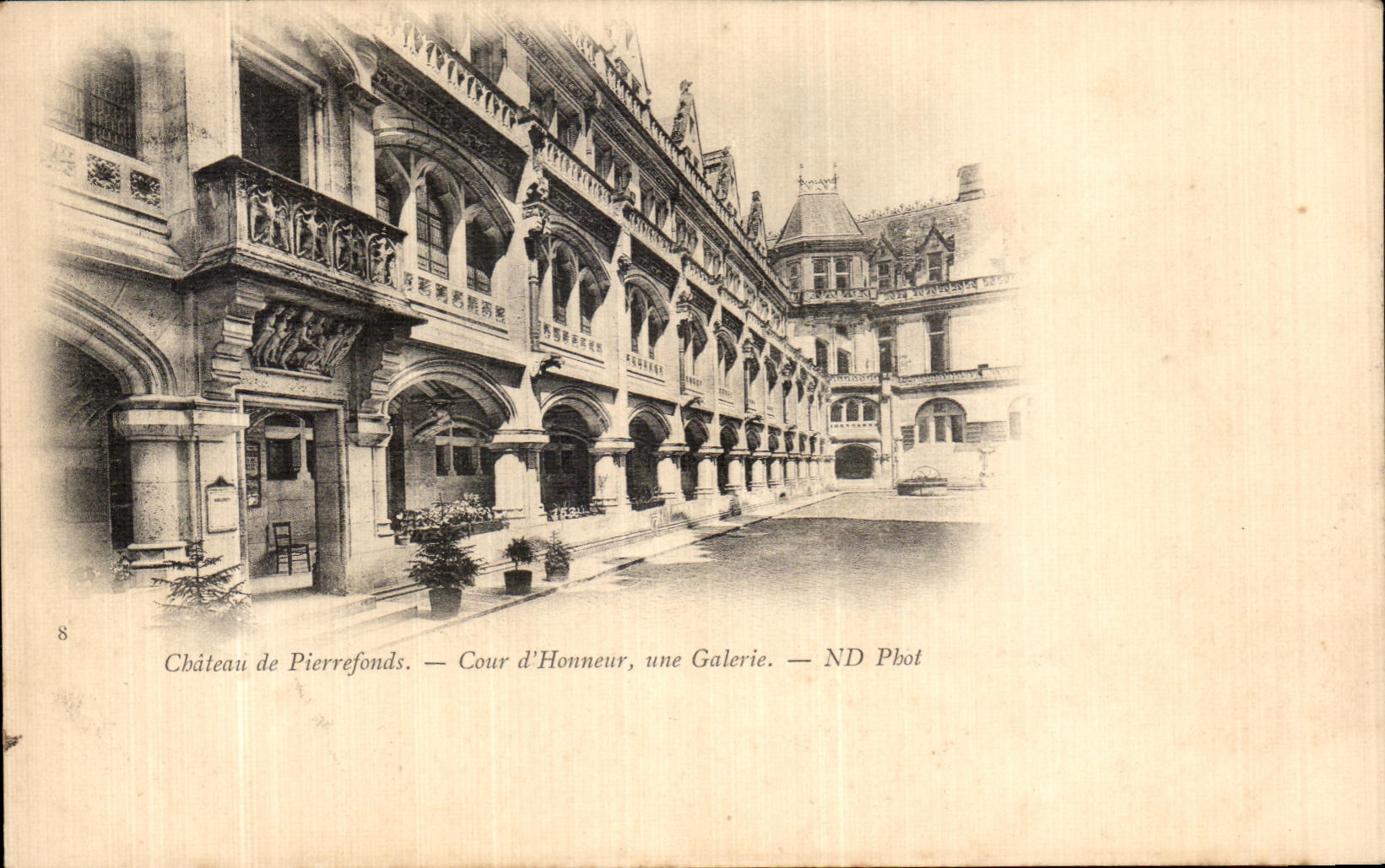 CPA Chateau de Pierrefonds Cour d Honneur Une Galerie