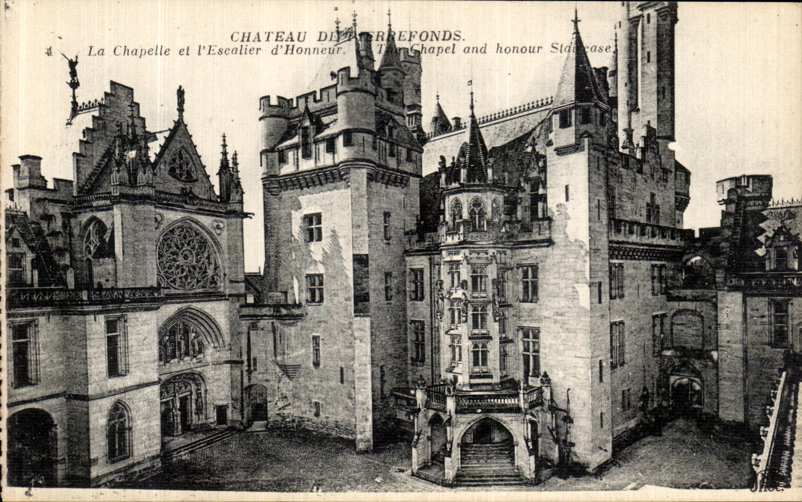 CPA Chateau de Pierrefonds Le Chapelle et l Escalier d honneur