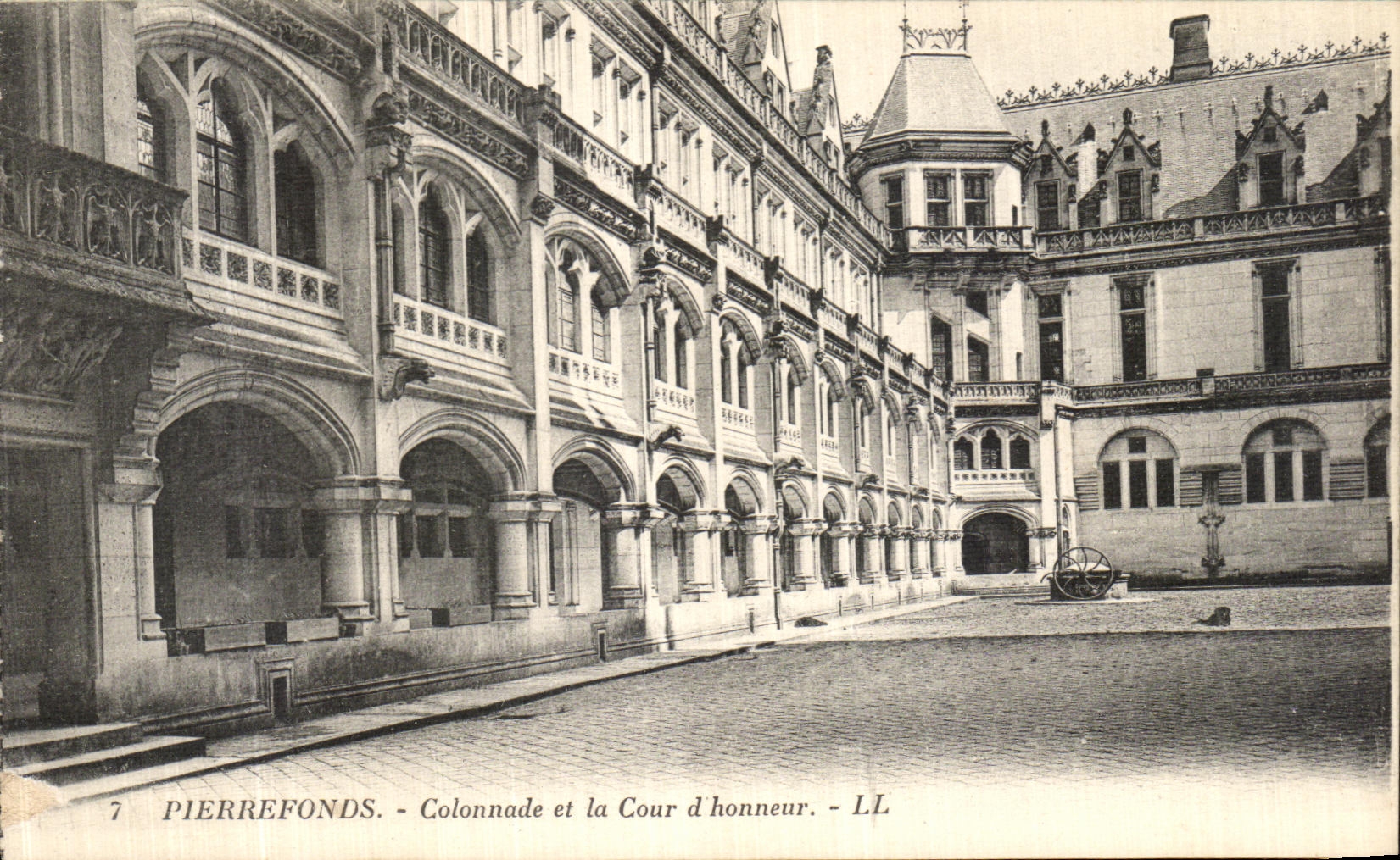 CPA Chateau de Pierrefonds Colonnade et la Cour d Honneur