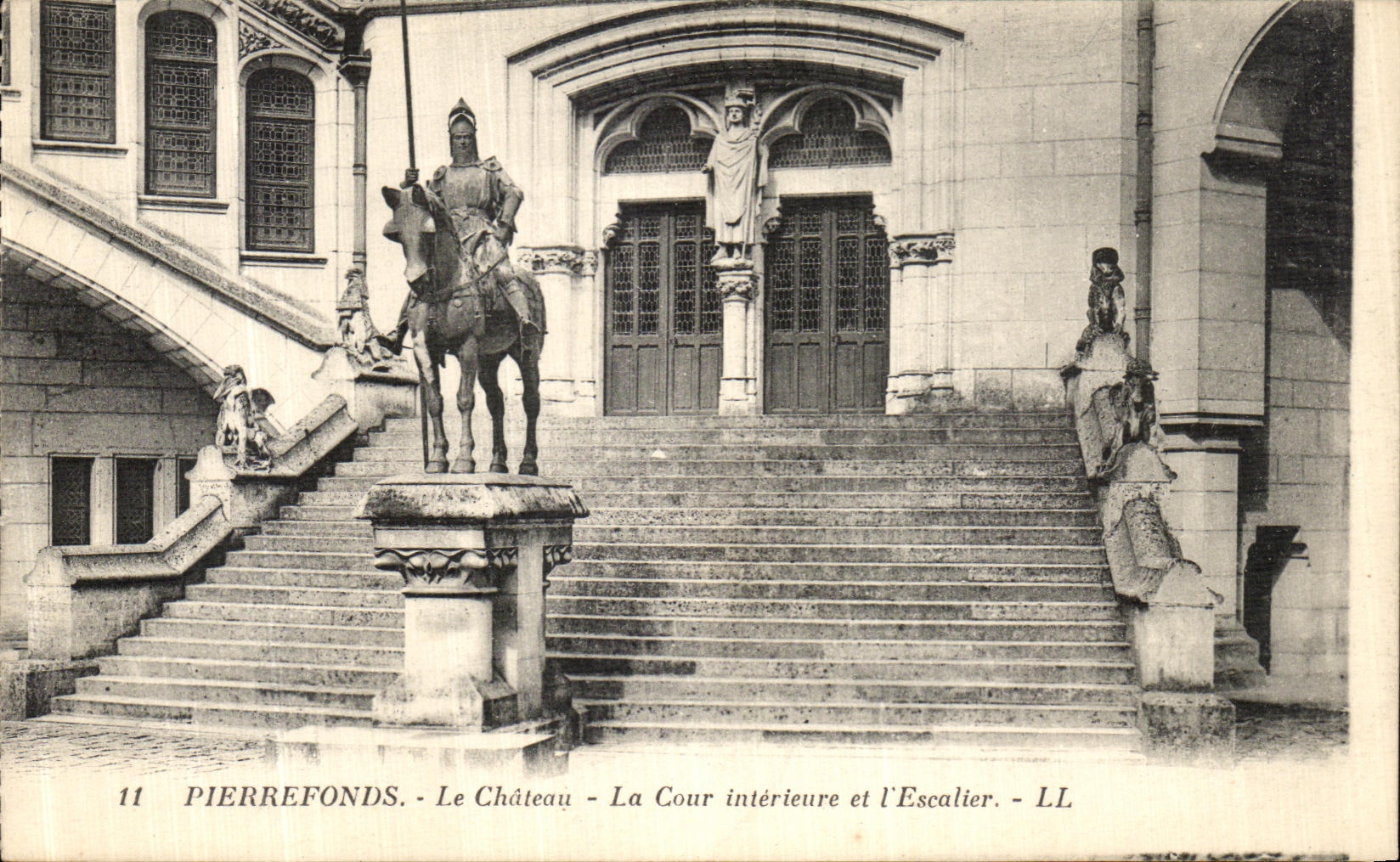 CPA Pierrefonds Le Chateau La Cour interieure et l Escalier