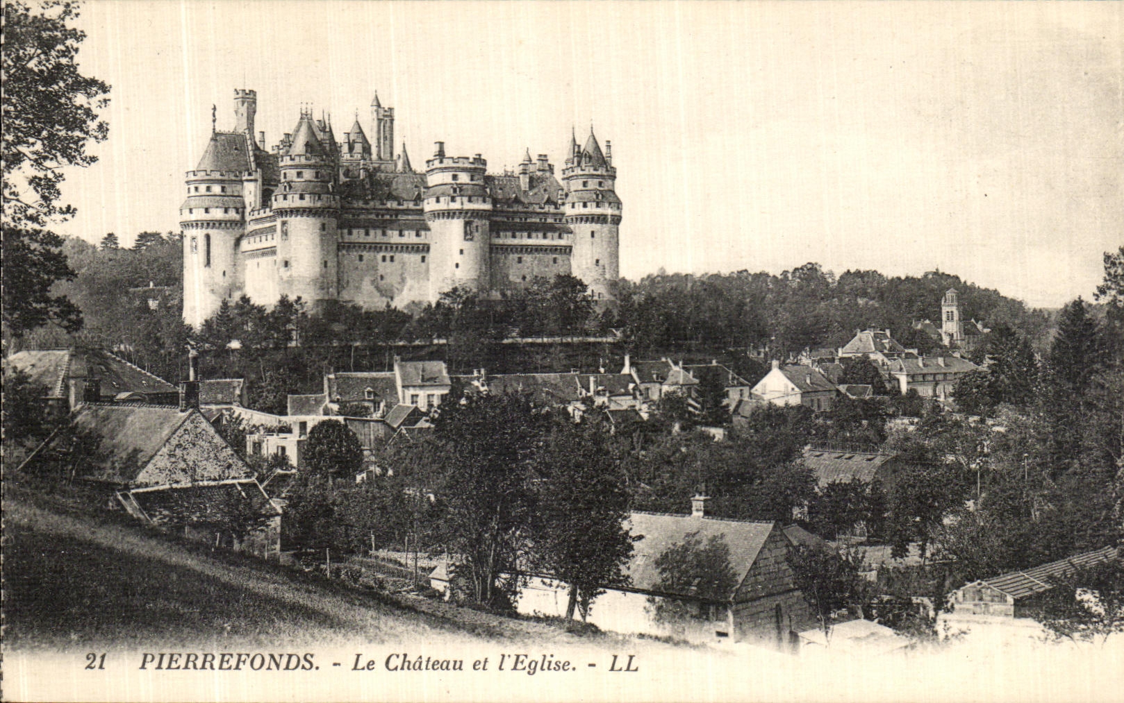 CPA Pierrefonds Le Chateau et l Eglise