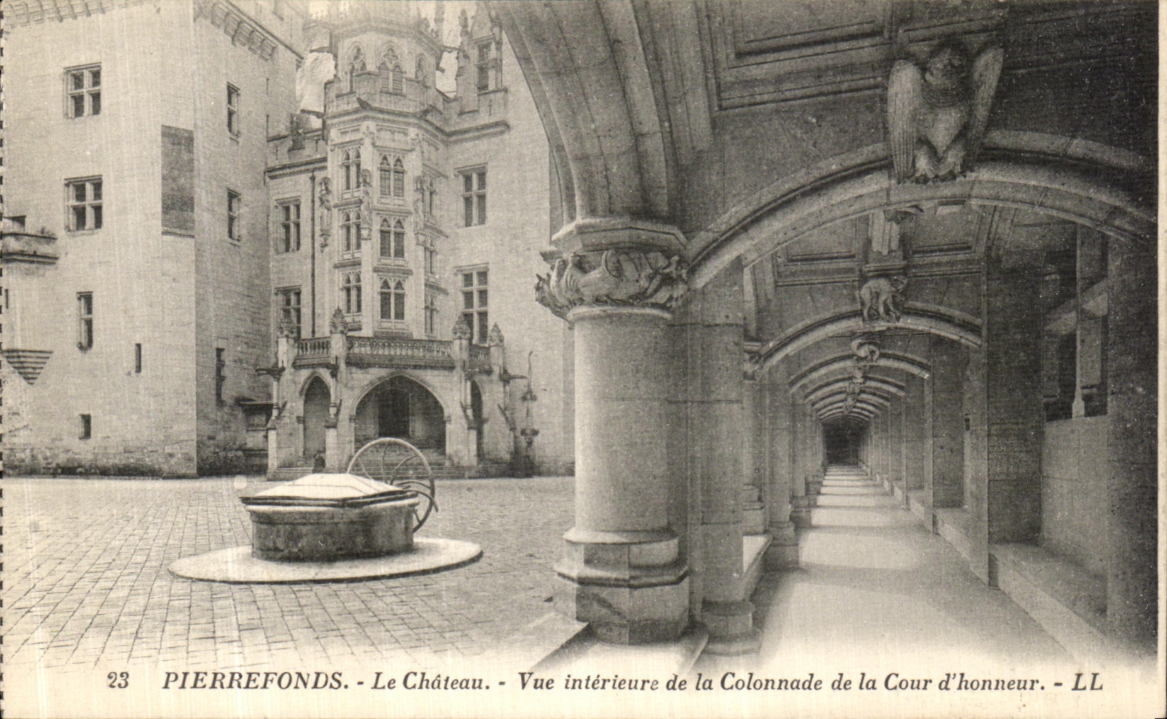 CPA Pierrefonds Le Chateau Vue Interieure de la Colonnade de la Cour d Honneur