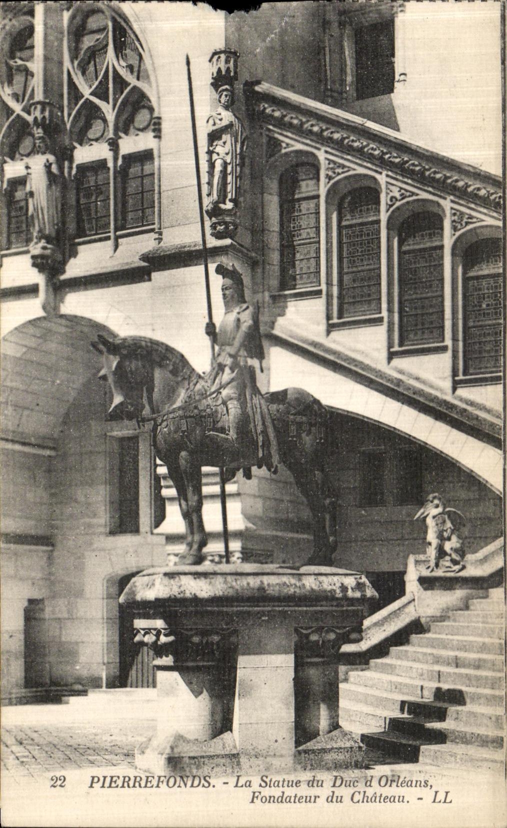 CPA Pierrefonds La Statue du Duc d Orleans Fondateur du Chateau