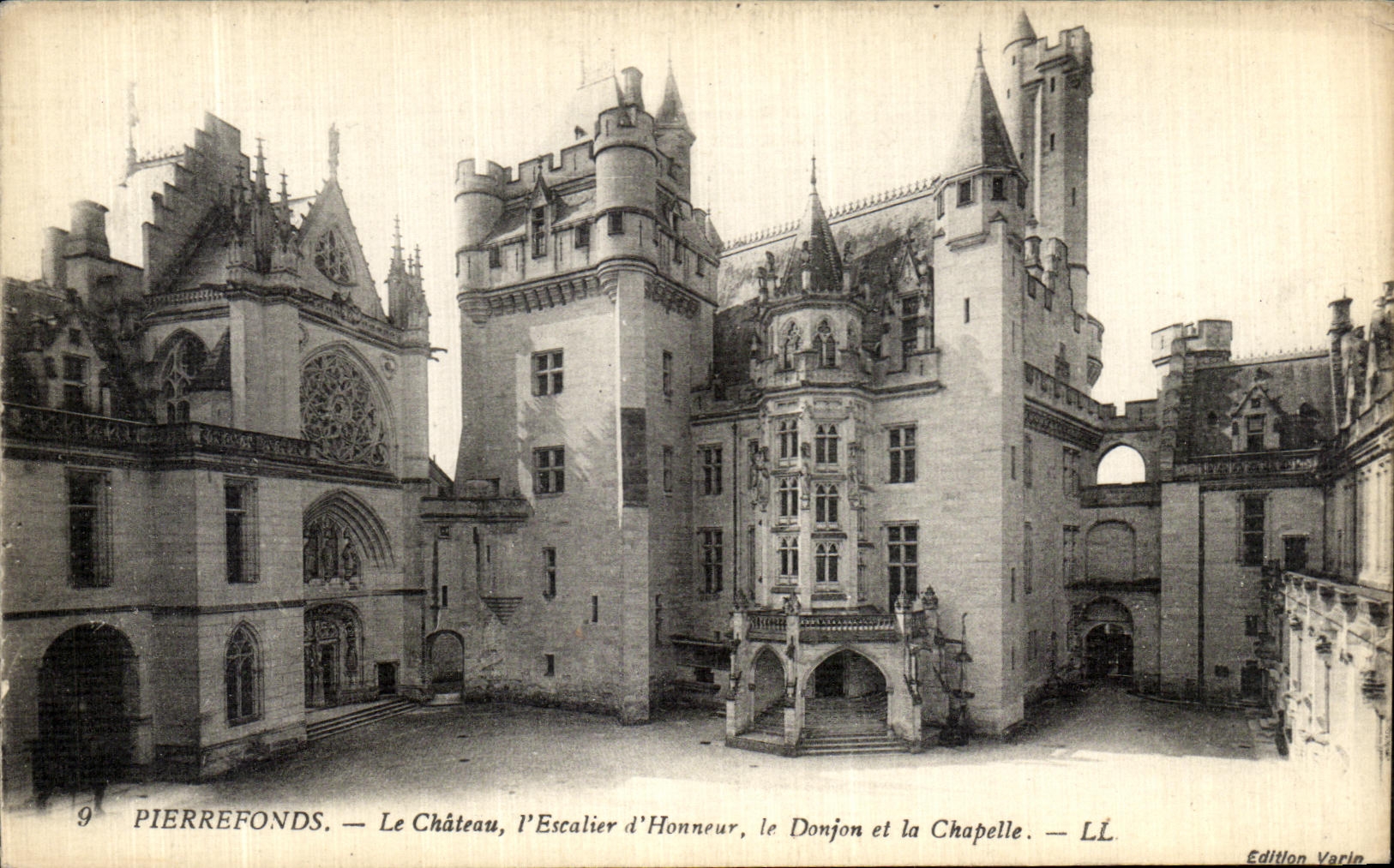 CPA Pierrefonds La Chateau l Escalier d Honneur le Donjon et la Chapelle