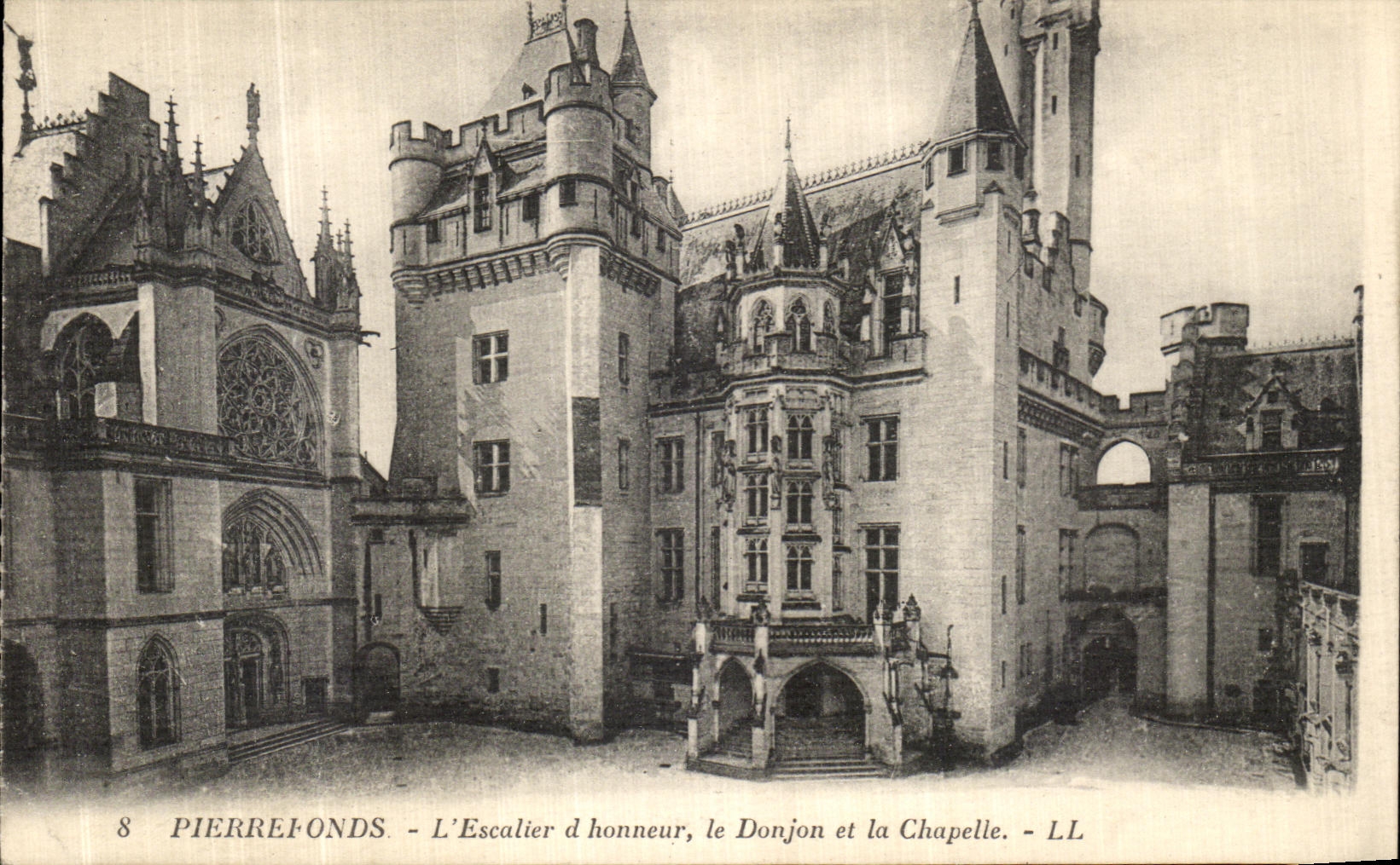 CPA Pierrefonds L Escalier d Honneur le Donjon et la Chapelle