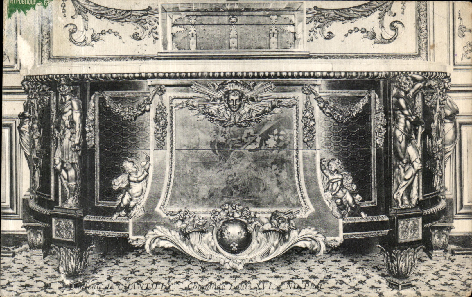 CPA Chateau de Chantilly Commode Louis XVI