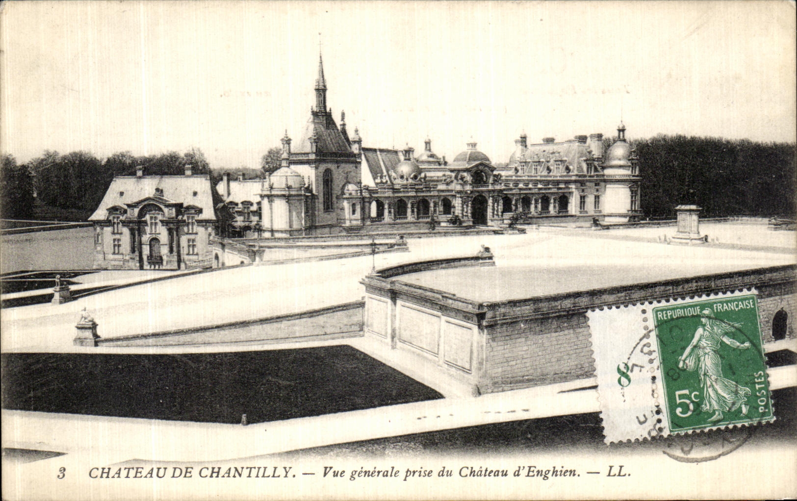 CPA Chateau De Chantilly Vue generale prise du Chateau d Enghien