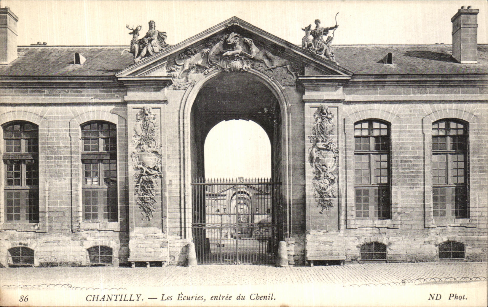 CPA Chateau de Chantilly Les Ecuries Entree du Chenil