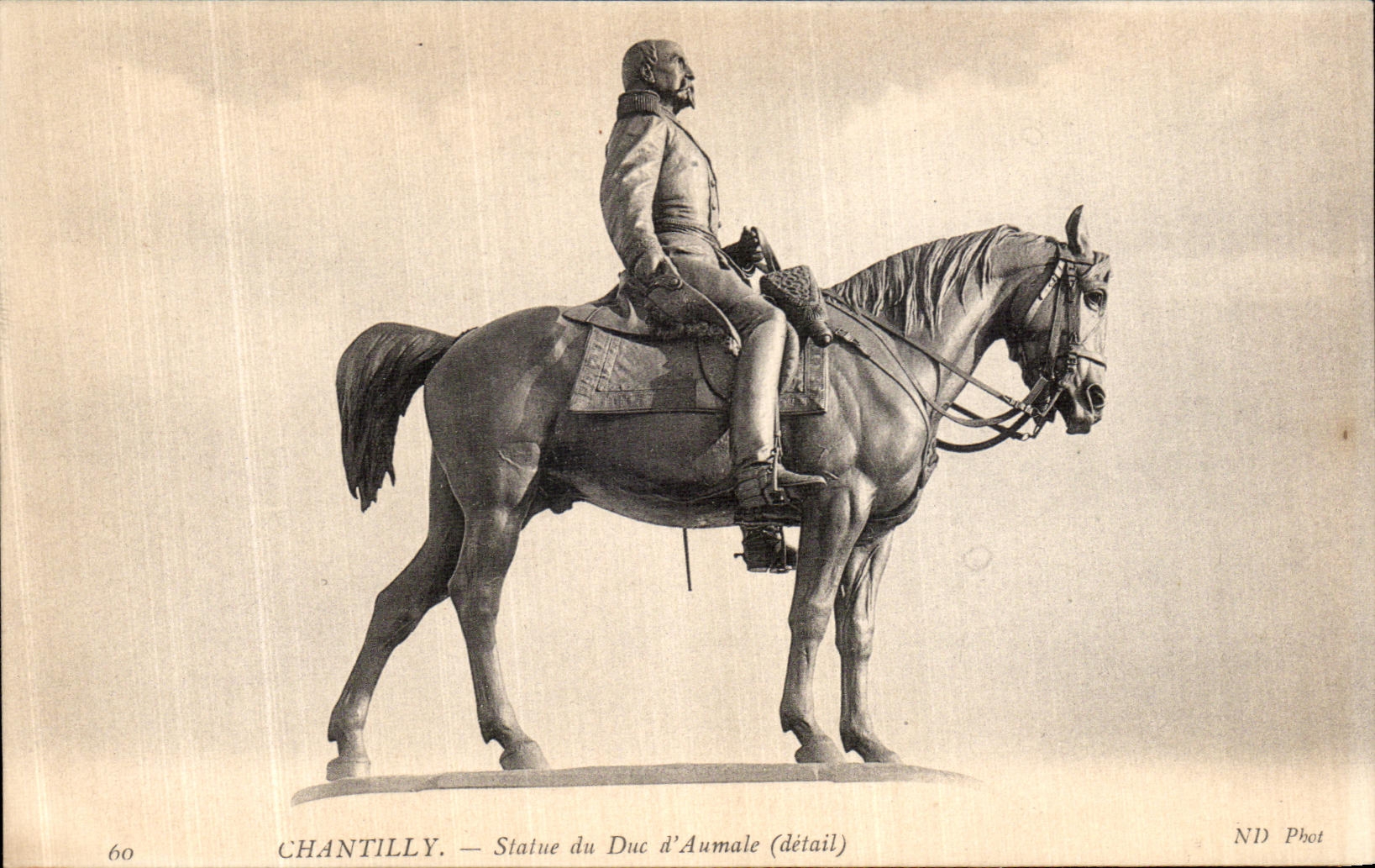 CPA Chantilly Statue du Duc d Aumale