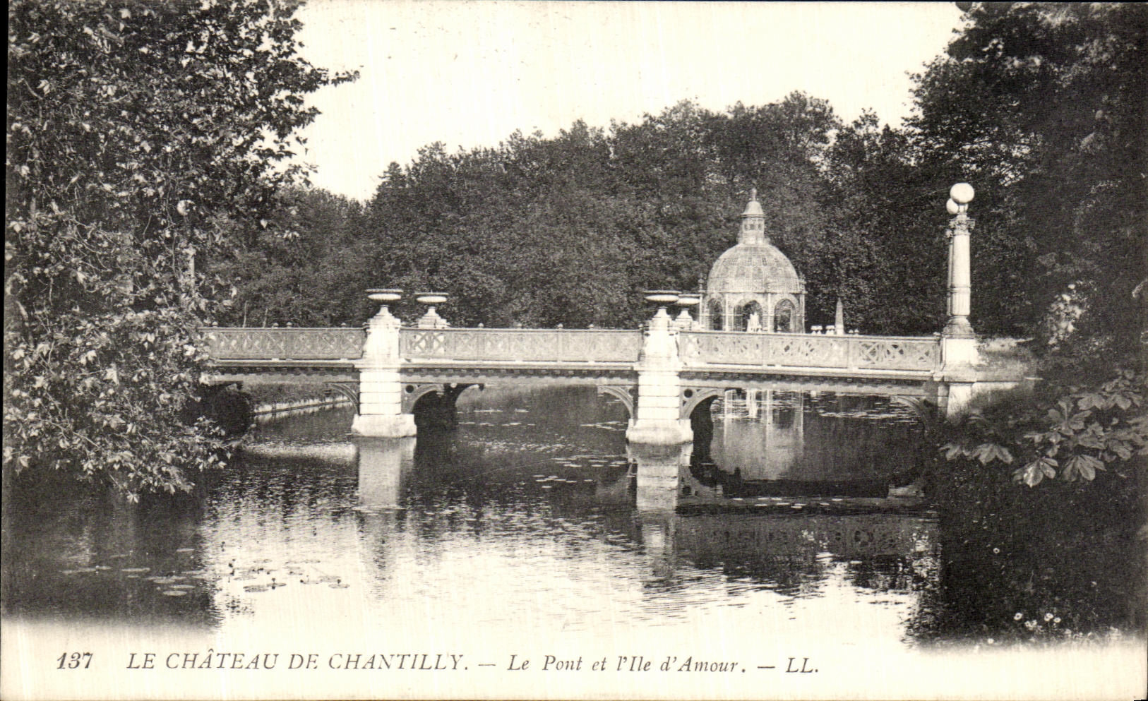 CPA Le Chateau de Chantilly Le Pont et L lle d Amour