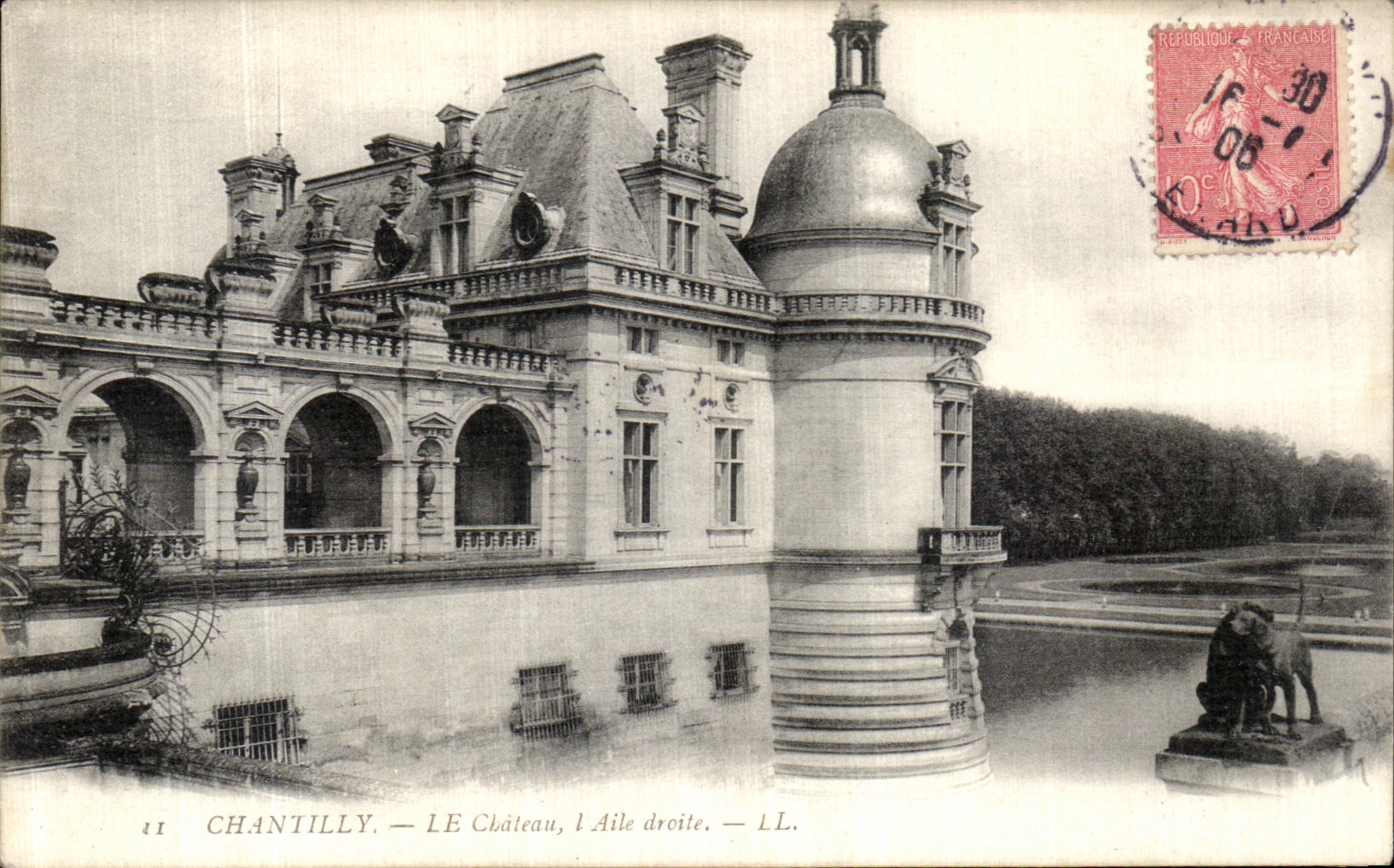 CPA Chateau de Chantilly Le Chateau l Aile droite
