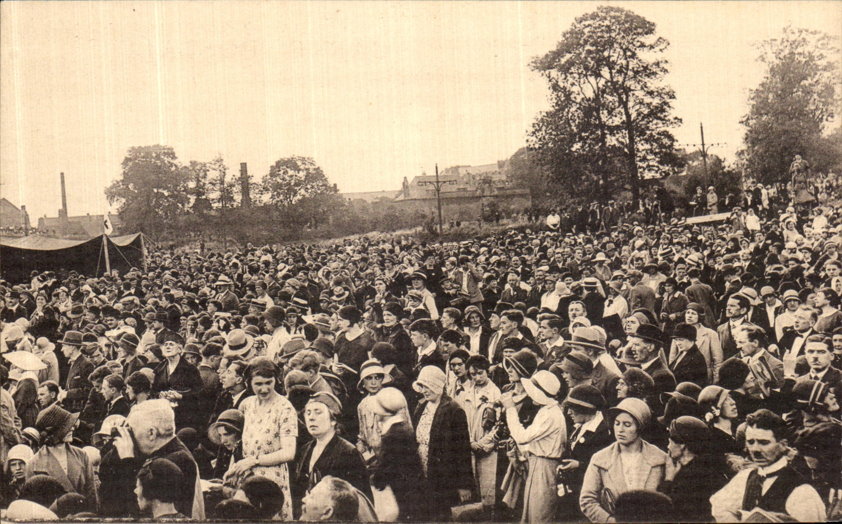 VINTAGE POSTCARD Lille Fiftieth anniversary of the international congers eucharistiquues Liegart Cardinal crowd glacis fortifications