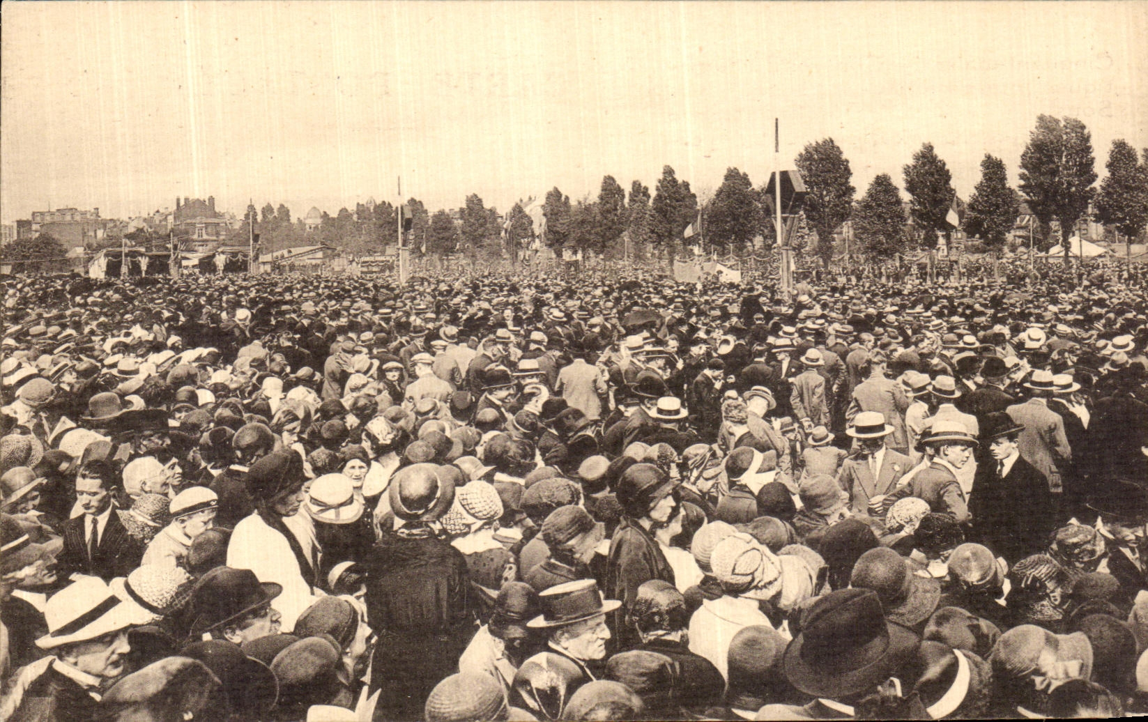 VINTAGE POSTCARD Lille Cinquantenaire of the international congers eucharistiquues Cardinal Liegart crowd evacuee has 300 000 person