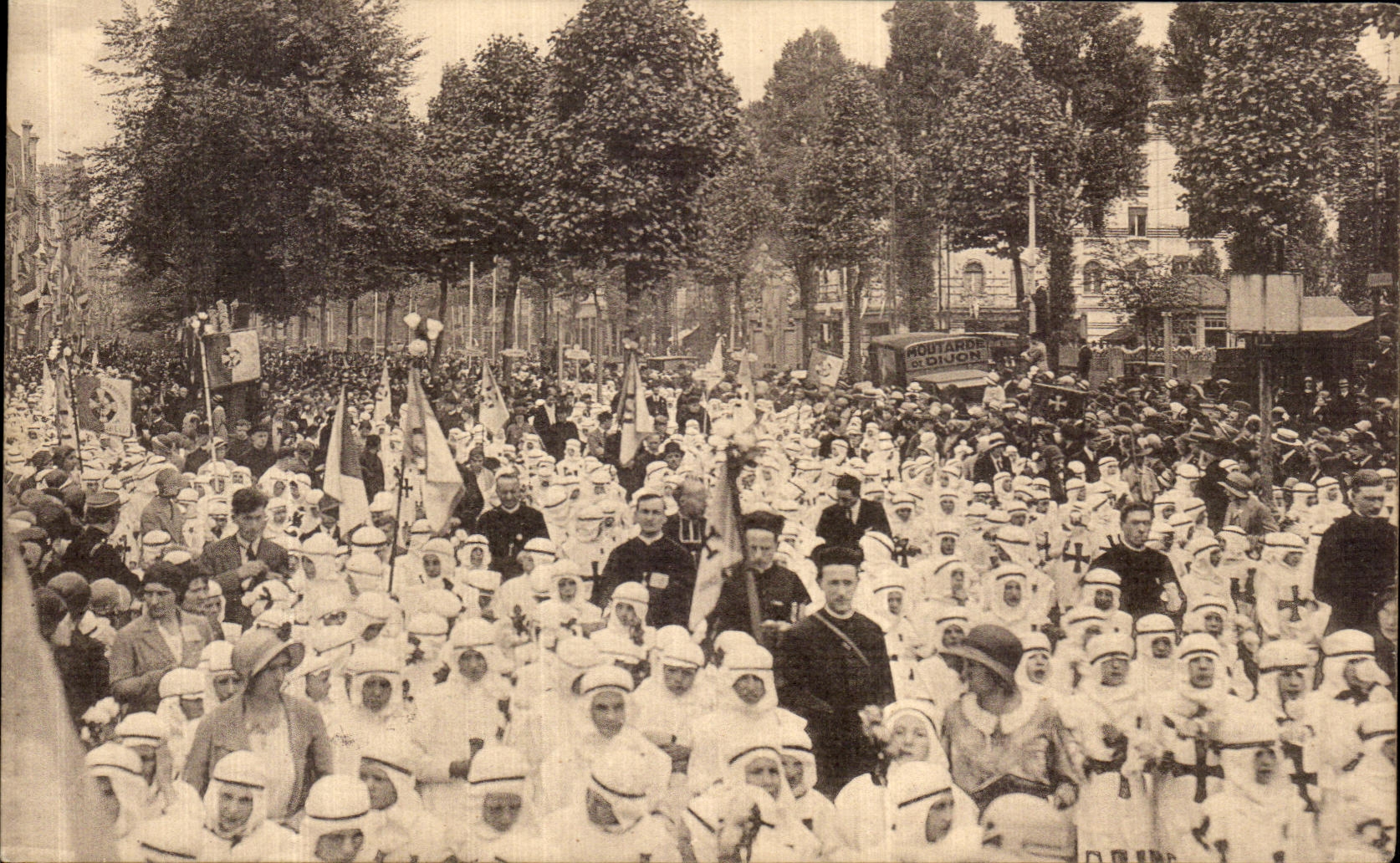 VINTAGE POSTCARD Lille Cinquantenaire of the international congers eucharistiquues Cardinal Liegart Procession of the children cross Them
