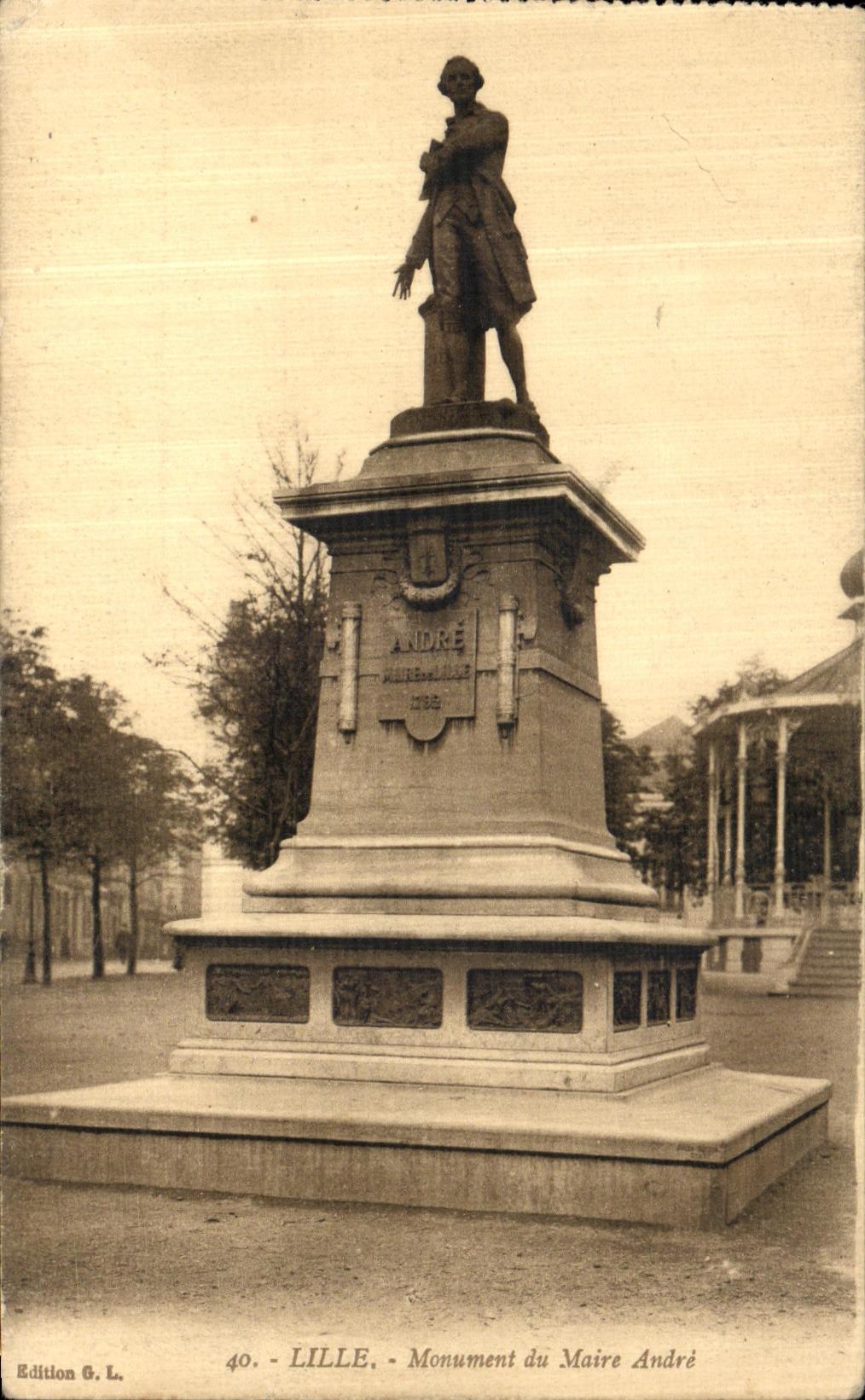 VINTAGE POSTCARD Lille Monument of the Mayor Andre